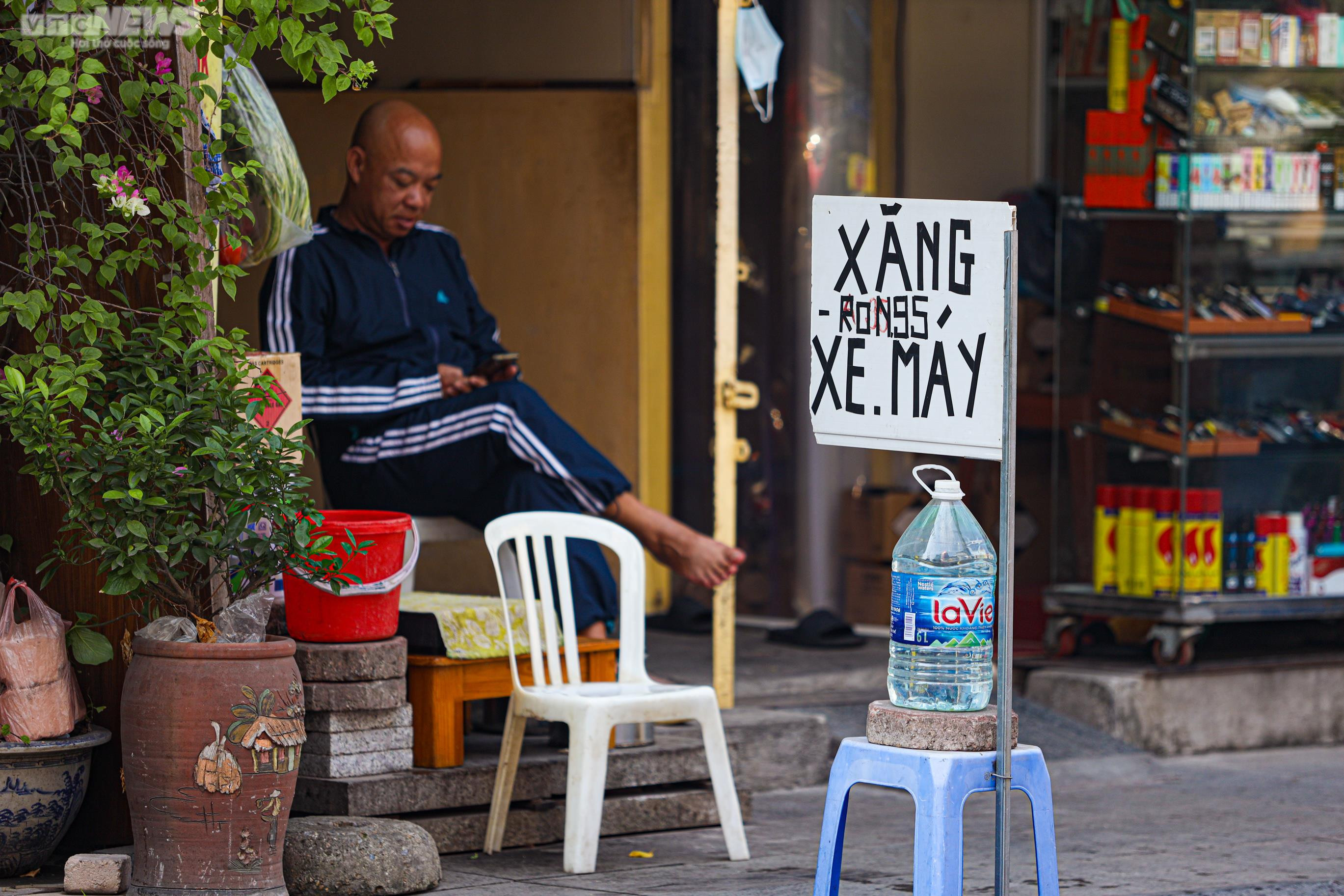 'Trạm xăng di động' xuất hiện trên vỉa hè Hà Nội khi cây xăng treo biển hết hàng - 2