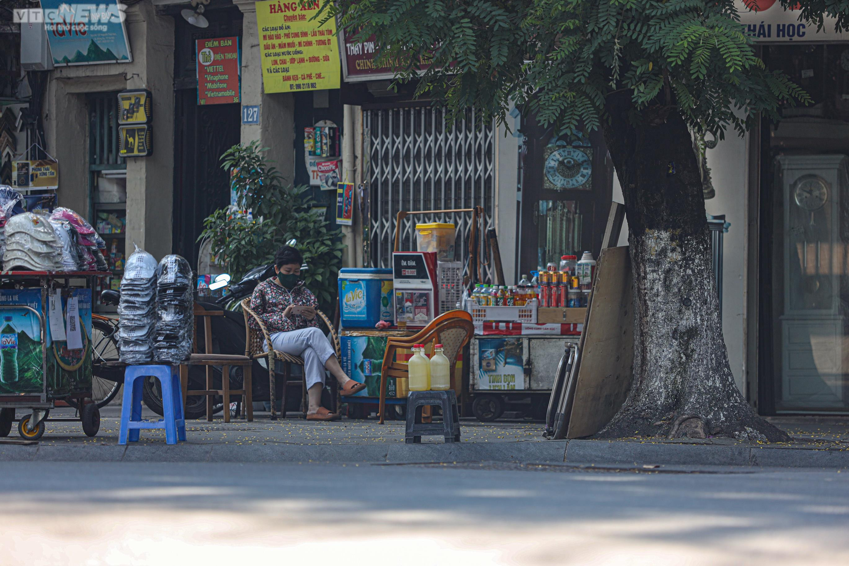 'Trạm xăng di động' xuất hiện trên vỉa hè Hà Nội khi cây xăng treo biển hết hàng - 7