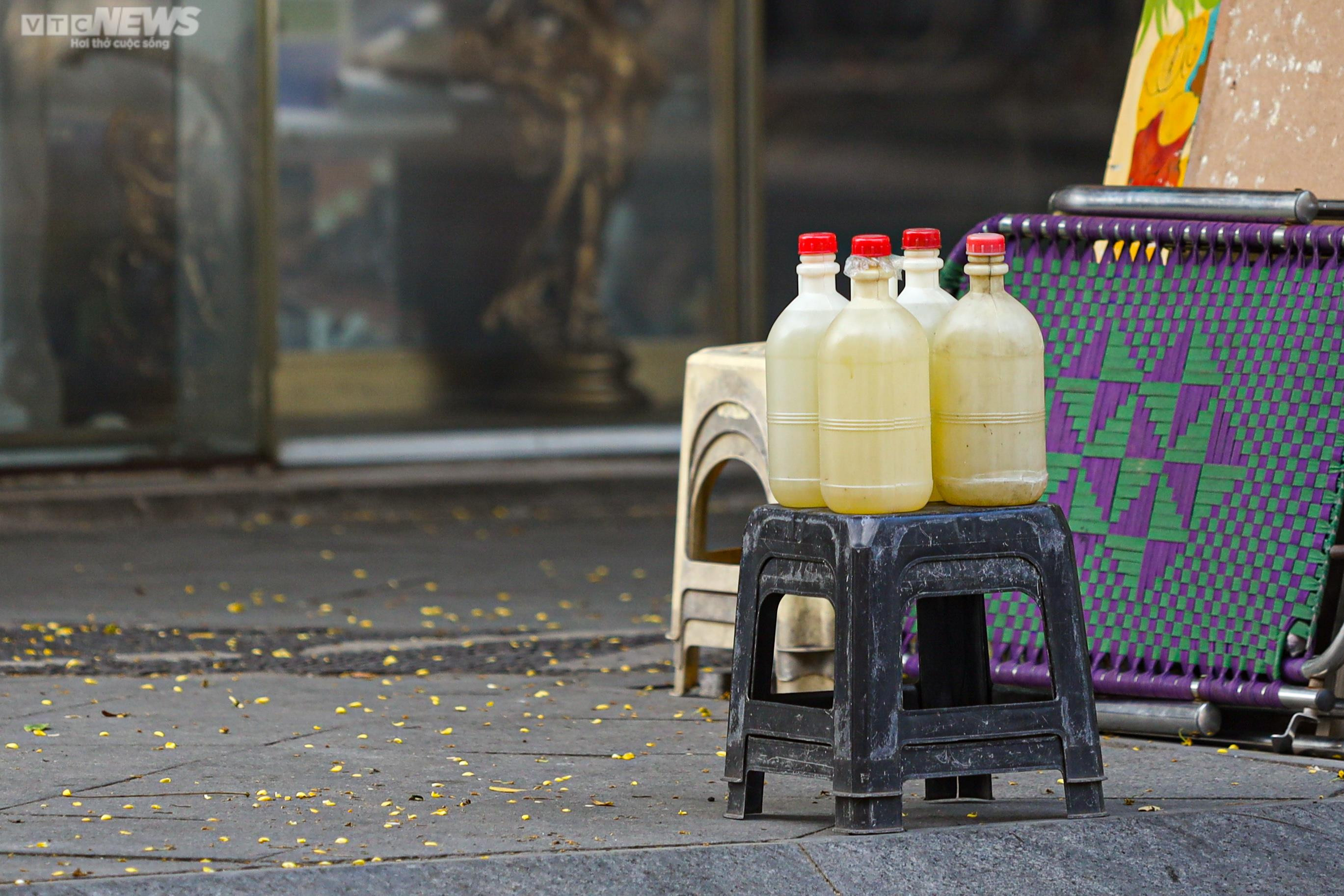 'Trạm xăng di động' xuất hiện trên vỉa hè Hà Nội khi cây xăng treo biển hết hàng - 10