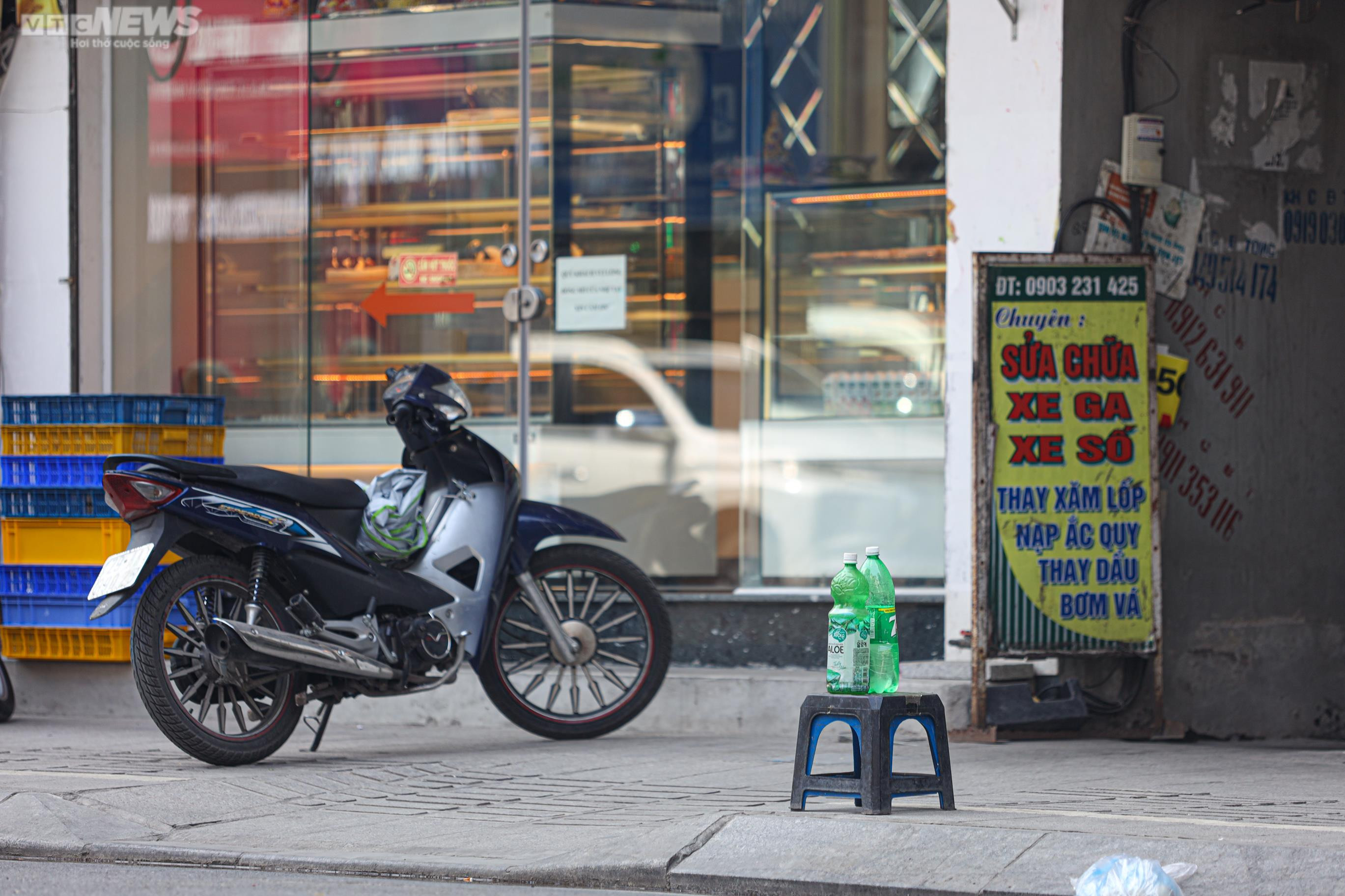 'Trạm xăng di động' xuất hiện trên vỉa hè Hà Nội khi cây xăng treo biển hết hàng - 4