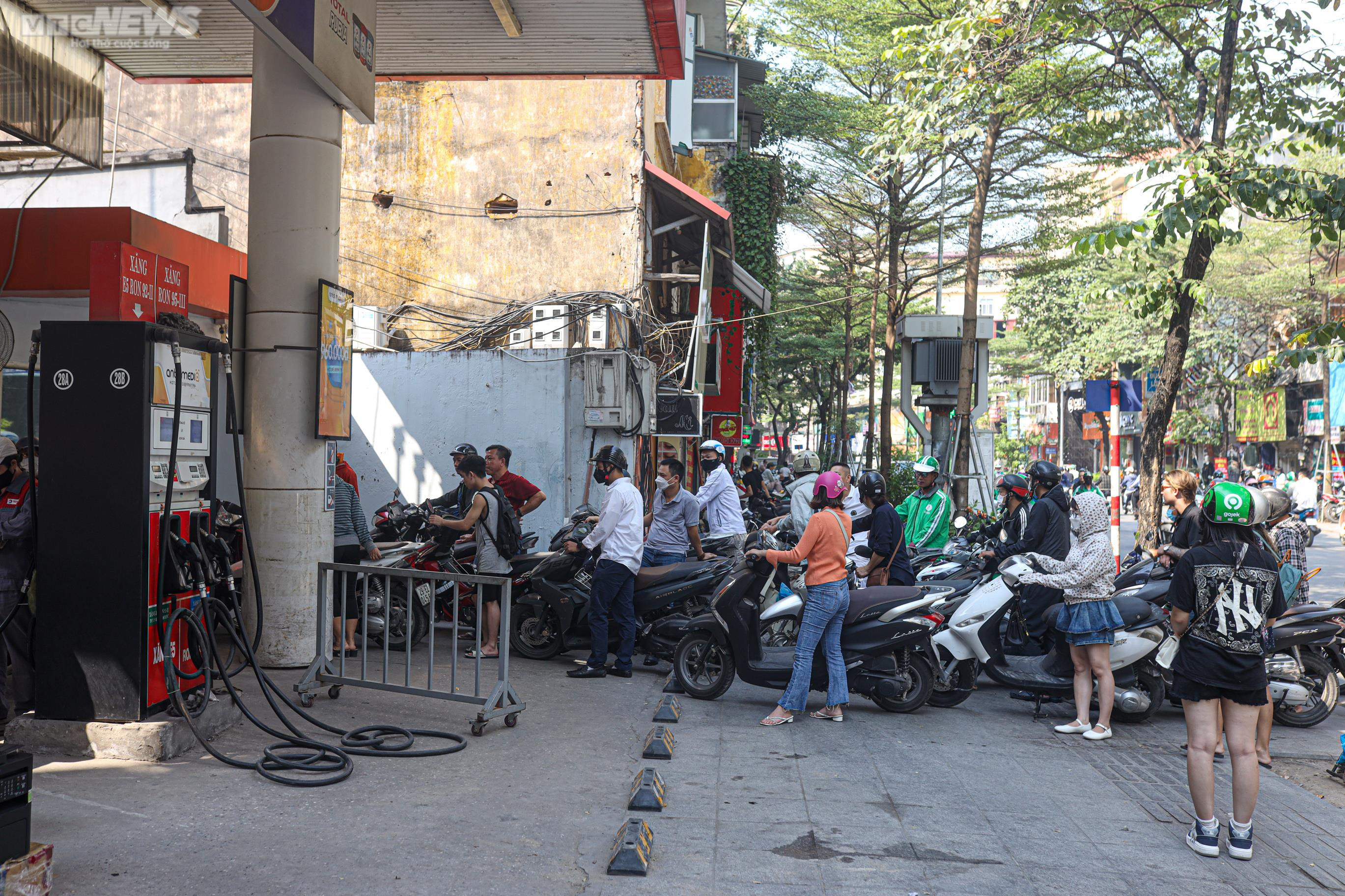 'Trạm xăng di động' xuất hiện trên vỉa hè Hà Nội khi cây xăng treo biển hết hàng - 13