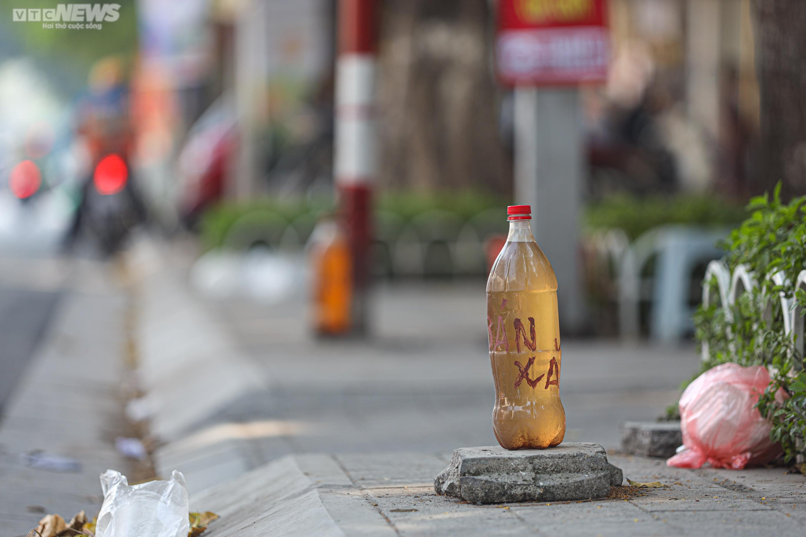 'Trạm xăng di động' xuất hiện trên vỉa hè Hà Nội khi cây xăng treo biển hết hàng - 11