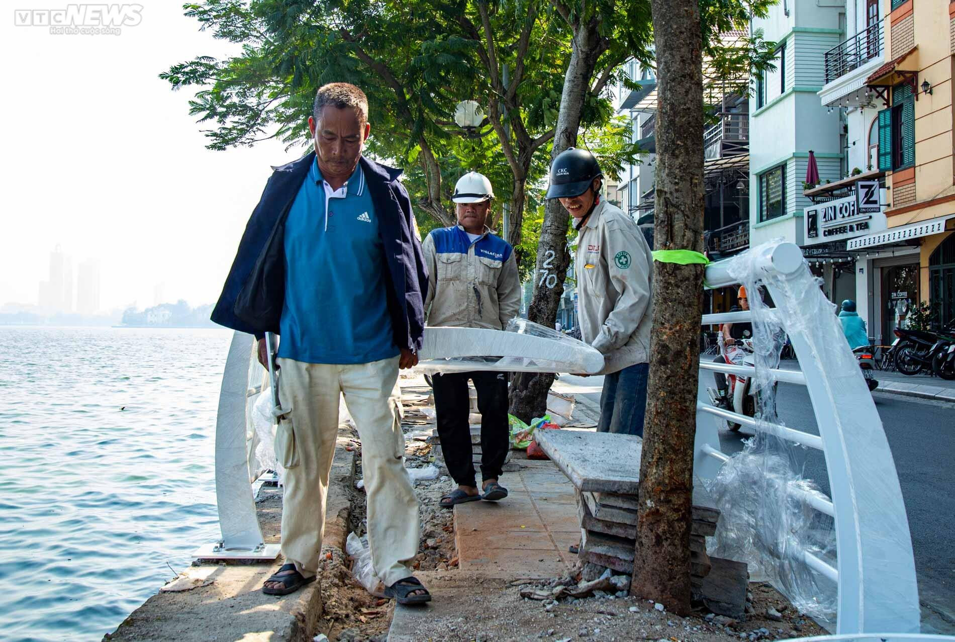 Công nhân gấp rút thay lan can Hồ Tây, tạo diện mạo mới đẹp và an toàn hơn - 5