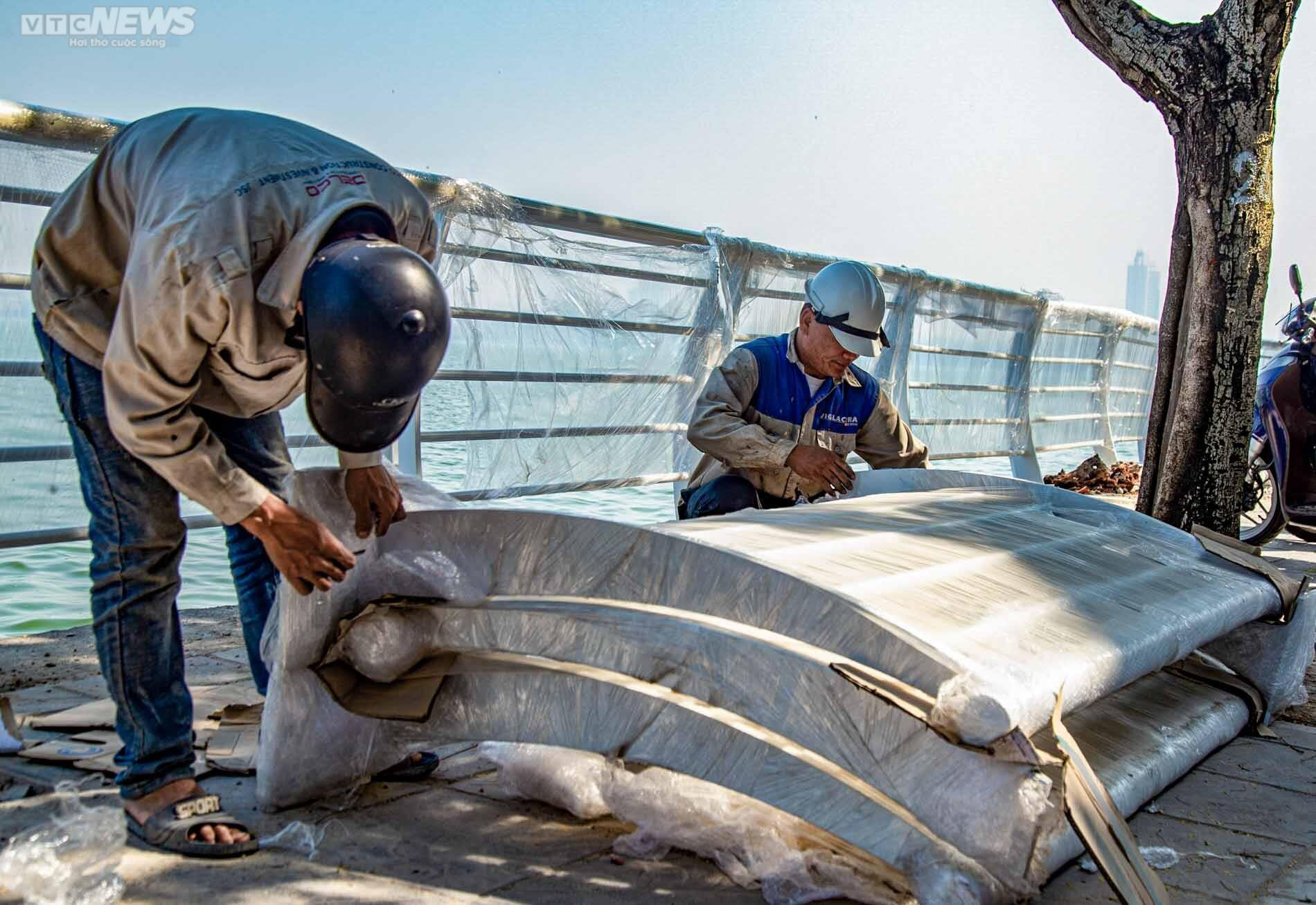 Công nhân gấp rút thay lan can Hồ Tây, tạo diện mạo mới đẹp và an toàn hơn - 8