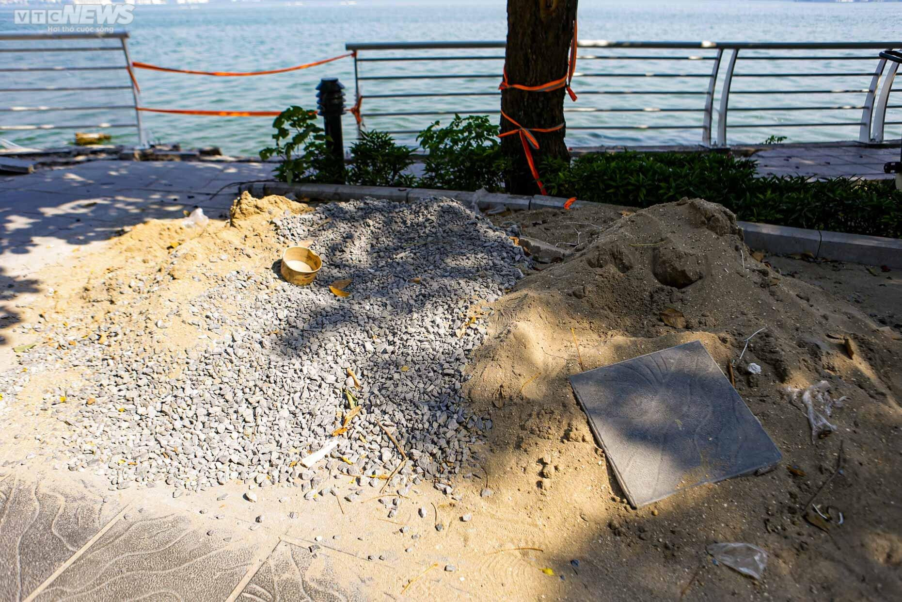 Công nhân gấp rút thay lan can Hồ Tây, tạo diện mạo mới đẹp và an toàn hơn - 12