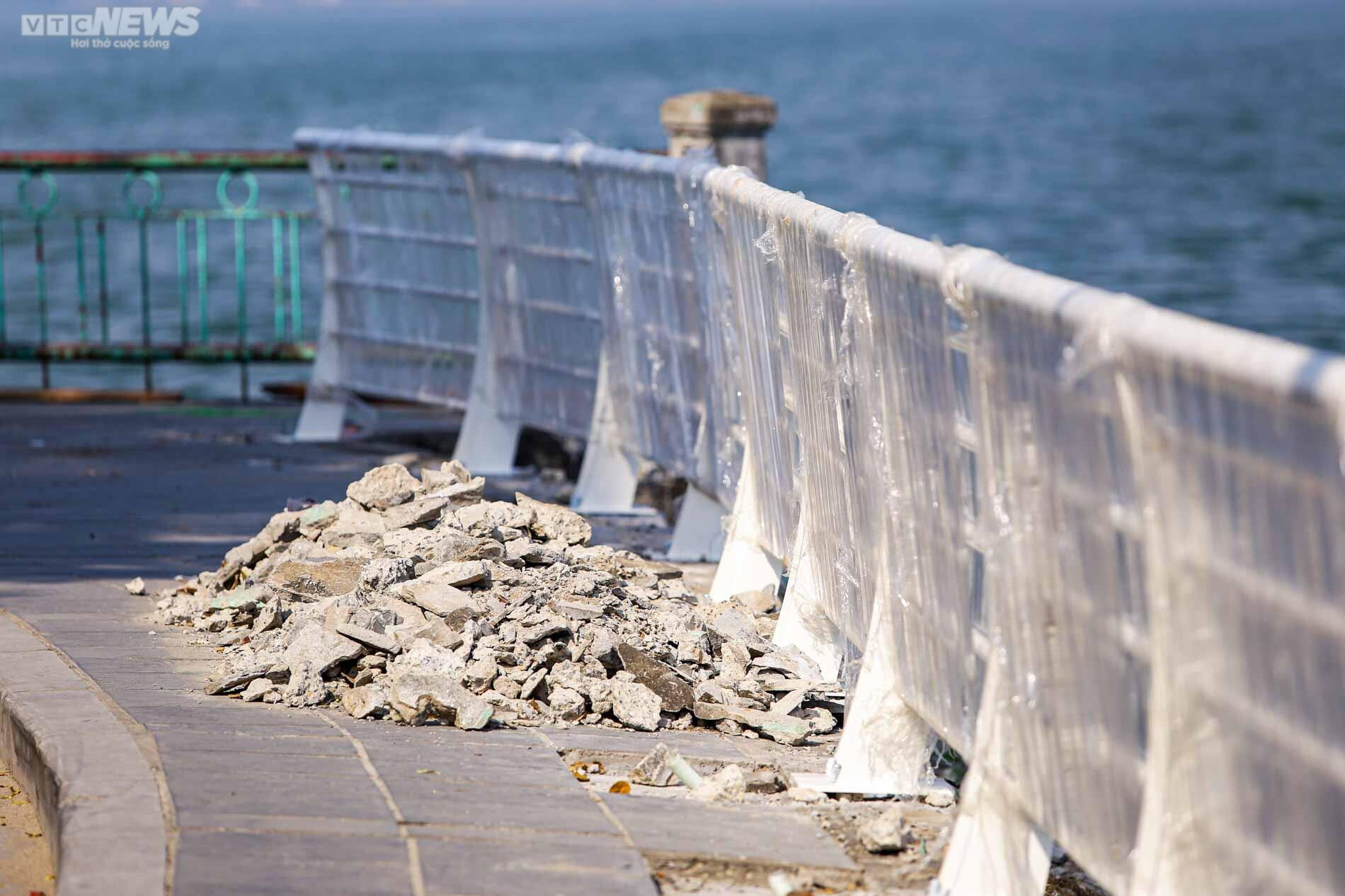 Công nhân gấp rút thay lan can Hồ Tây, tạo diện mạo mới đẹp và an toàn hơn - 11