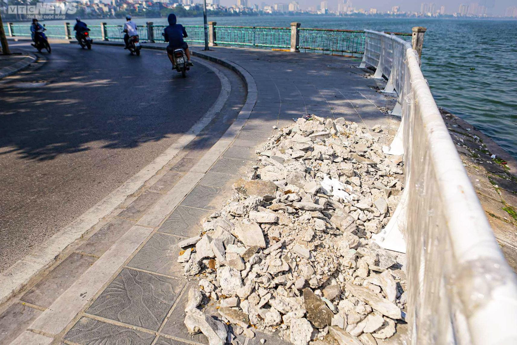 Công nhân gấp rút thay lan can Hồ Tây, tạo diện mạo mới đẹp và an toàn hơn - 13