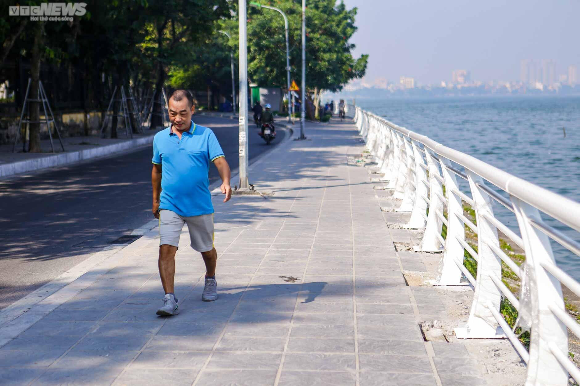 Công nhân gấp rút thay lan can Hồ Tây, tạo diện mạo mới đẹp và an toàn hơn - 10