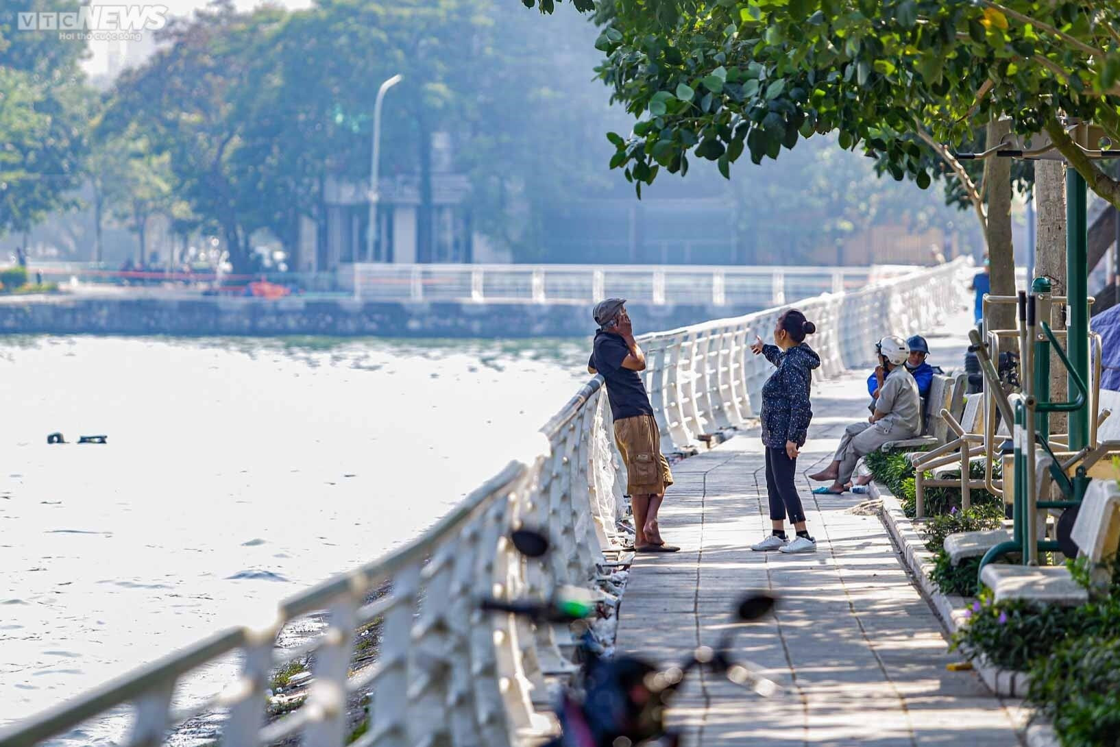 Công nhân gấp rút thay lan can Hồ Tây, tạo diện mạo mới đẹp và an toàn hơn - 9