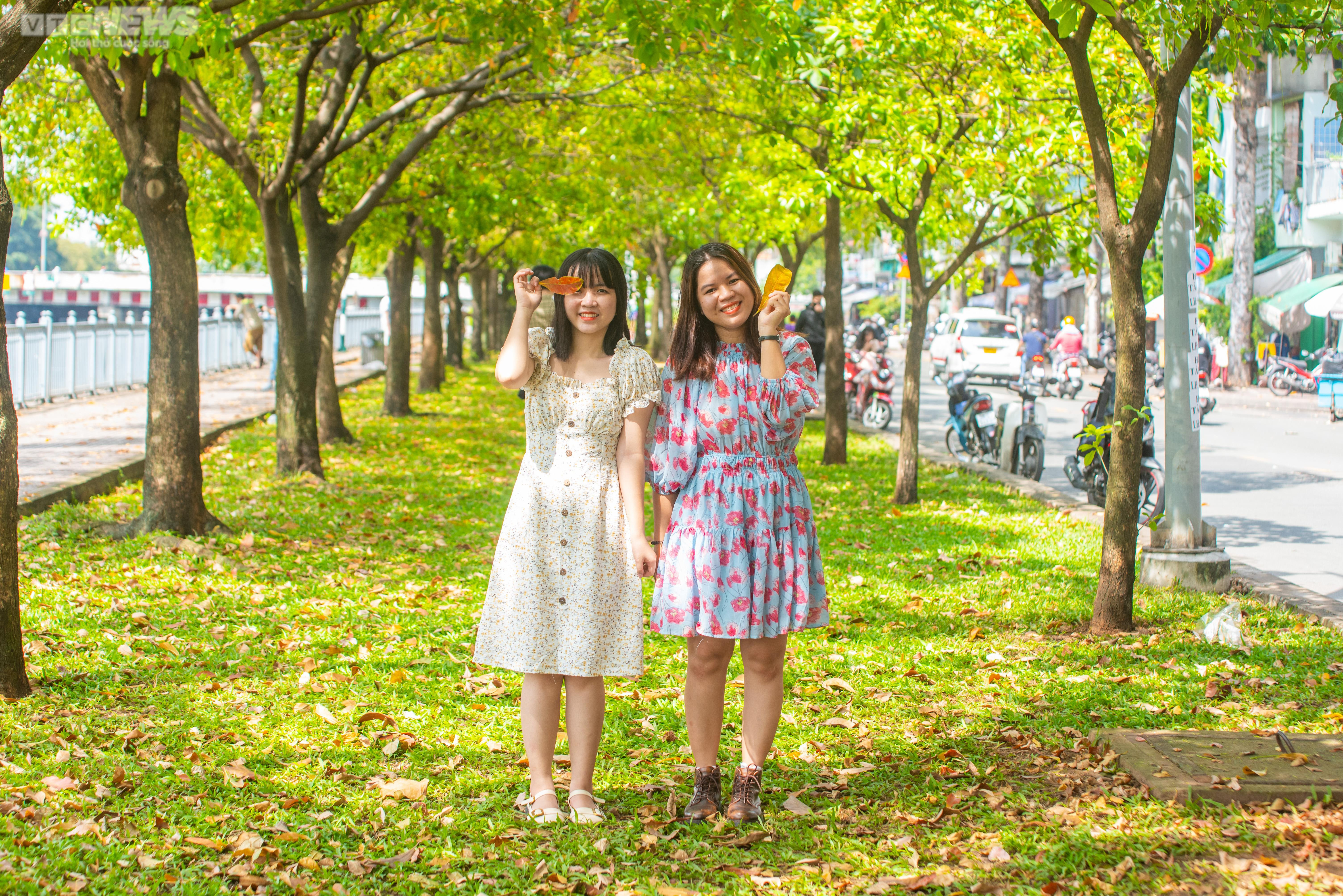 Nhiều người đua nhau ‘check-in cung đường mùa thu' ở TP.HCM - 4