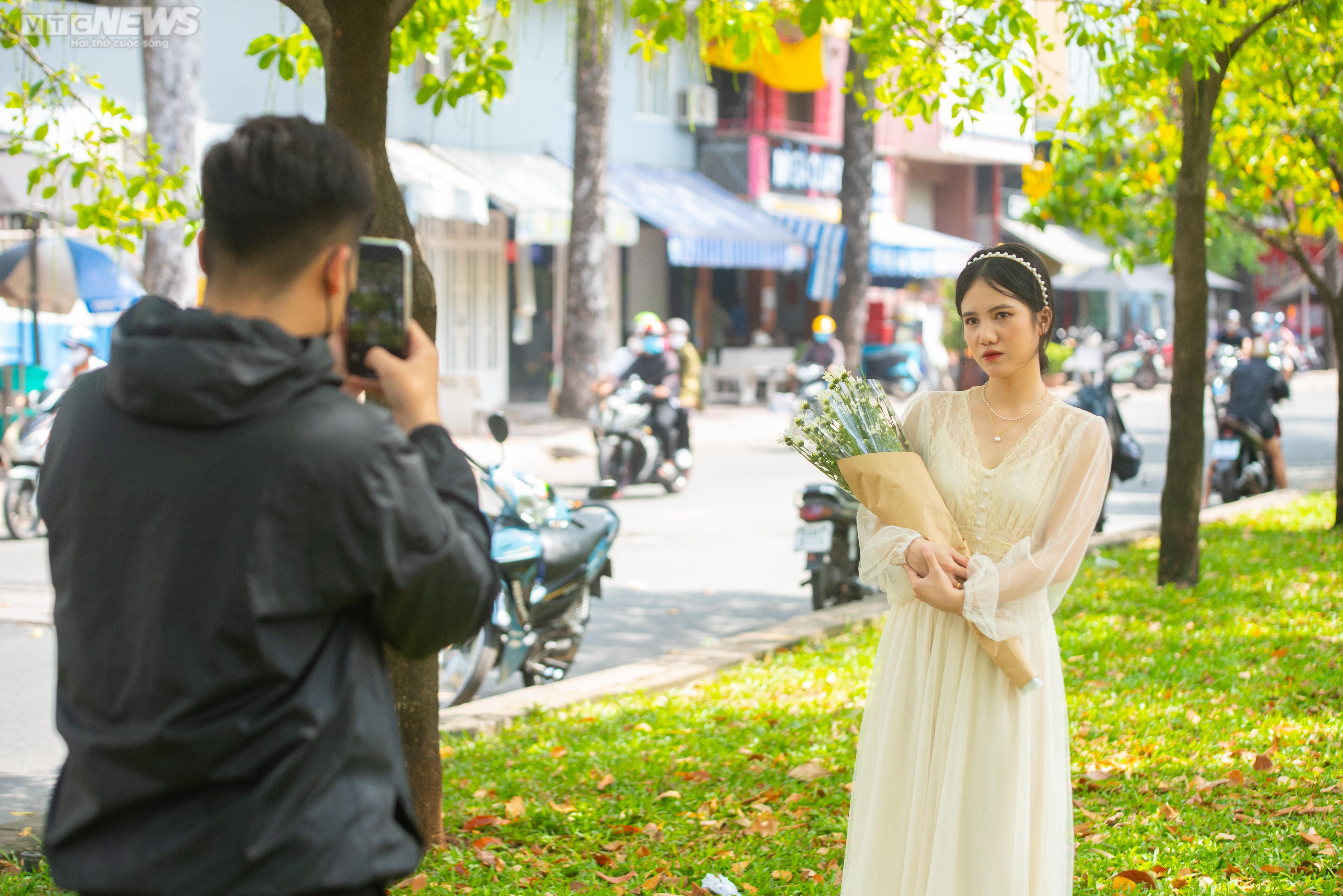 Nhiều người đua nhau ‘check-in cung đường mùa thu' ở TP.HCM - 3