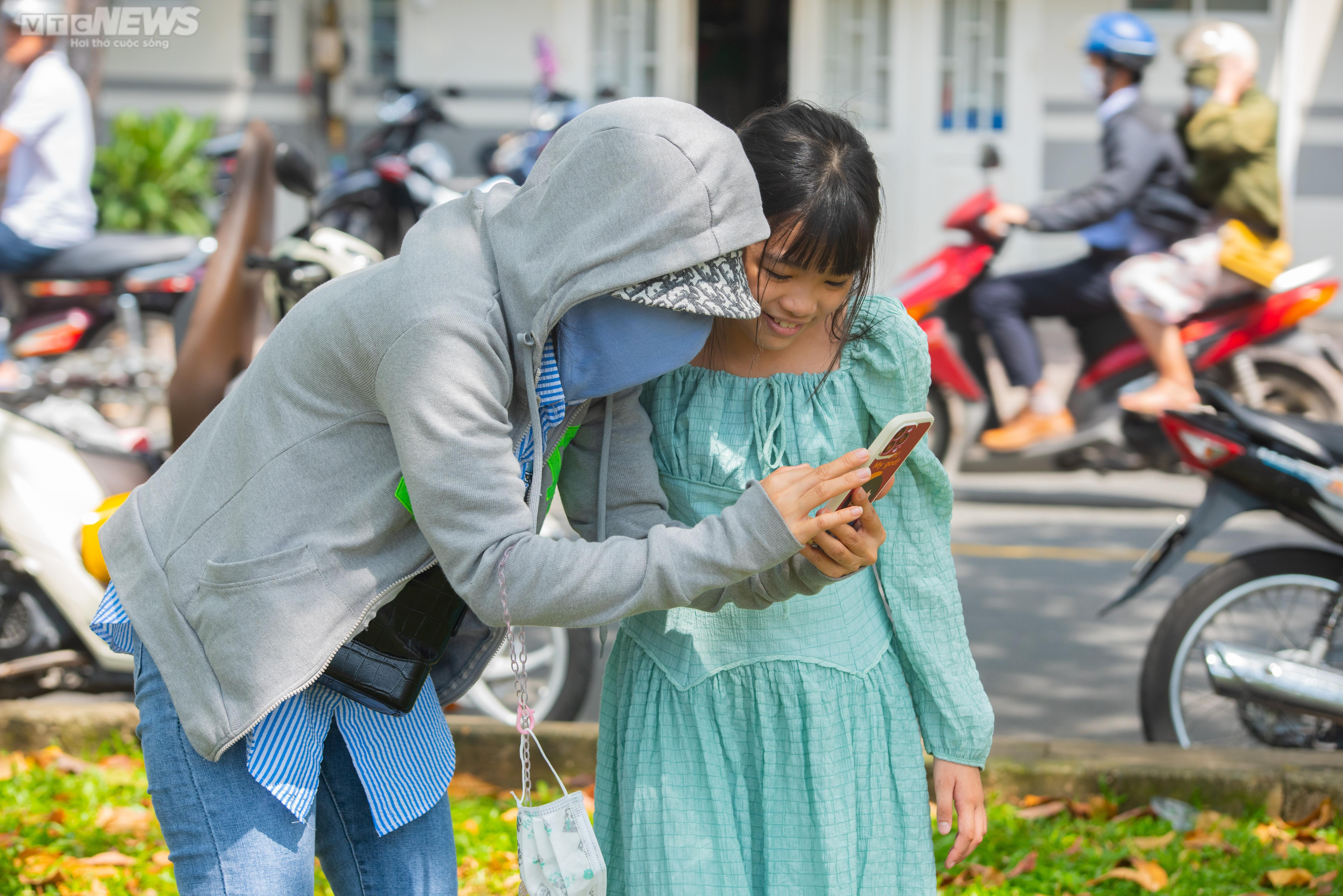 Nhiều người đua nhau ‘check-in cung đường mùa thu' ở TP.HCM - 9