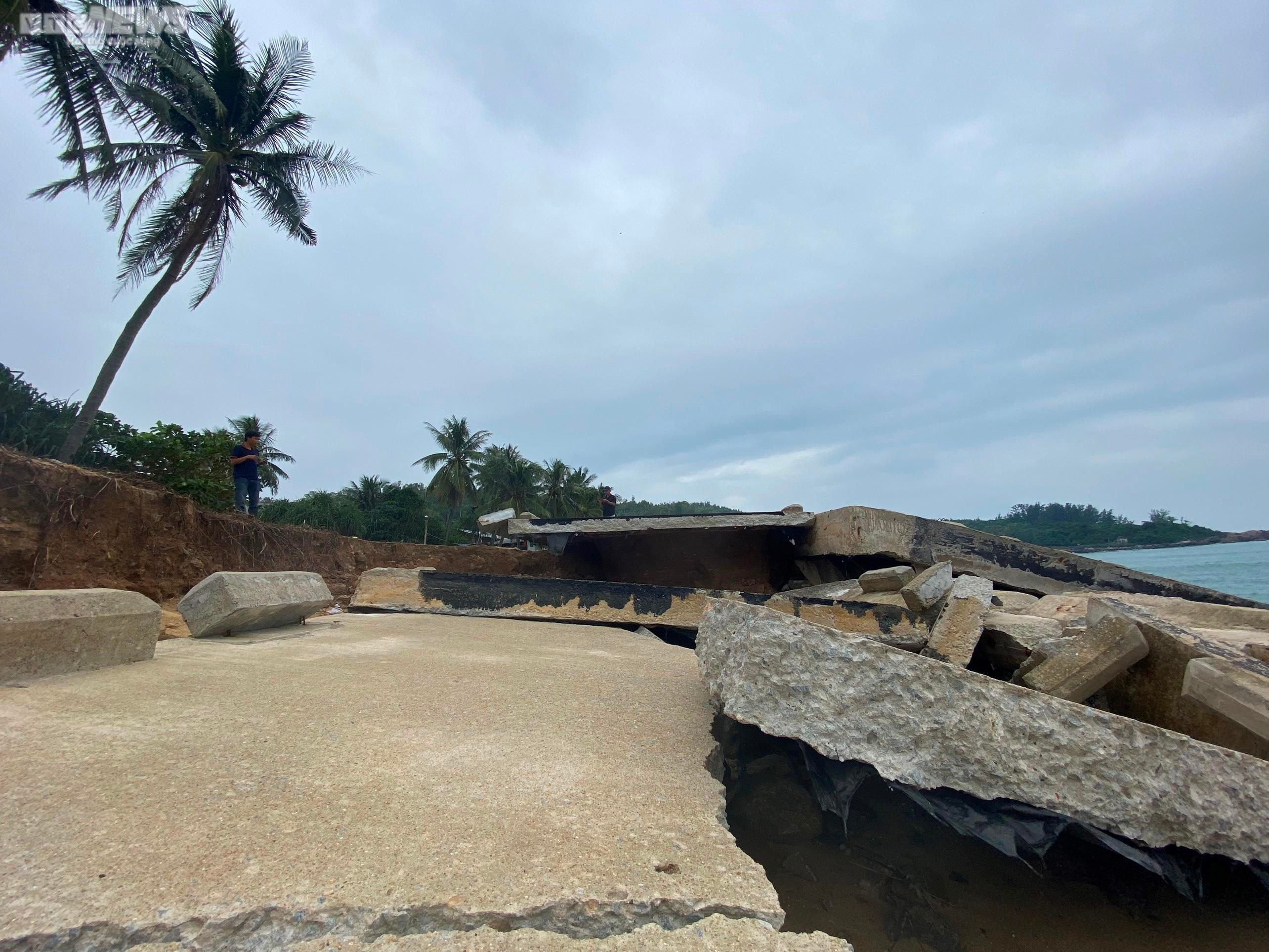 Sóng 'ngoạm' 400m bờ biển, kéo sập nhà cửa, đánh tan tác bờ kè mới xây 3 năm - 4