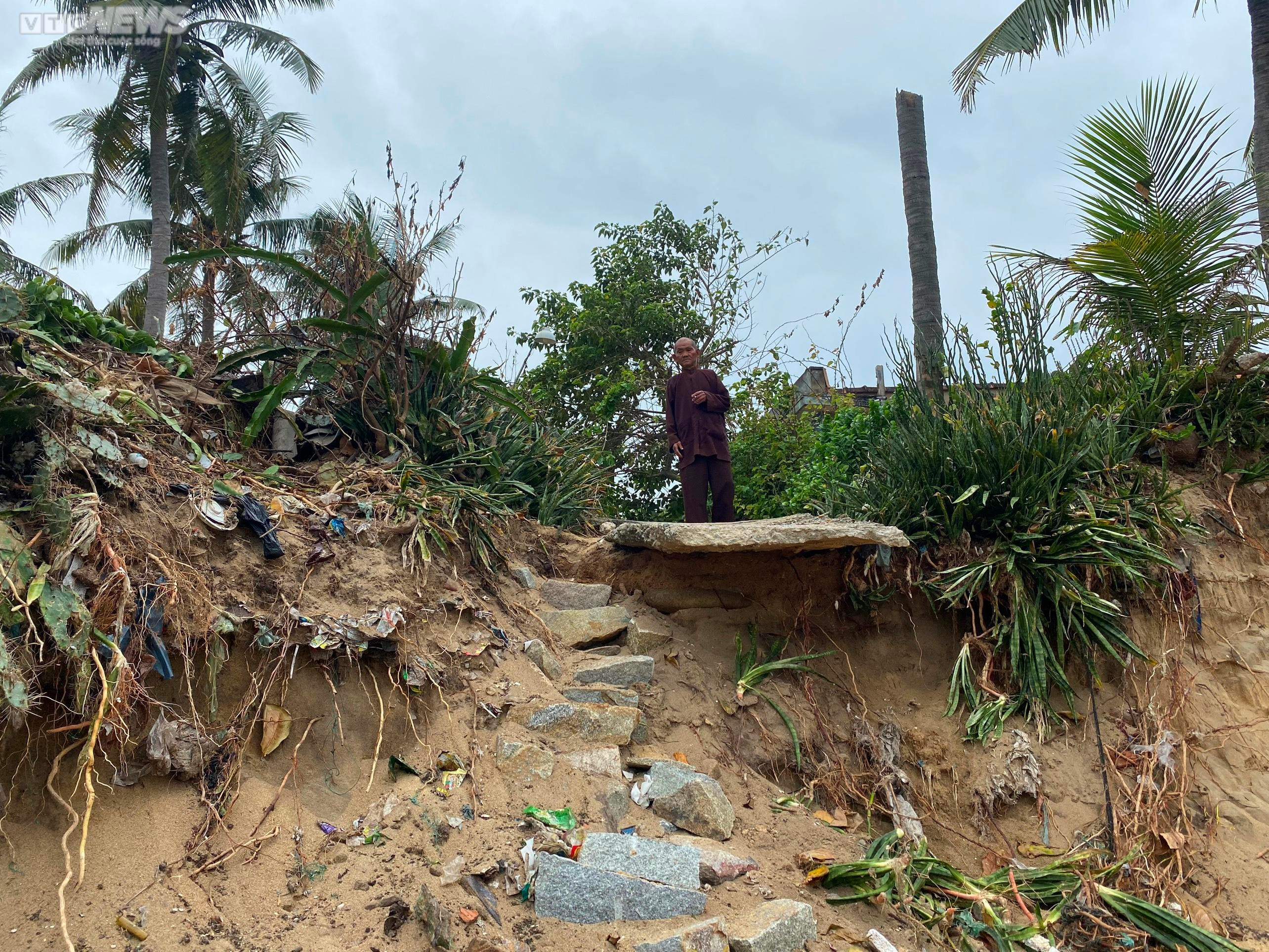 Sóng 'ngoạm' 400m bờ biển, kéo sập nhà cửa, đánh tan tác bờ kè mới xây 3 năm - 7