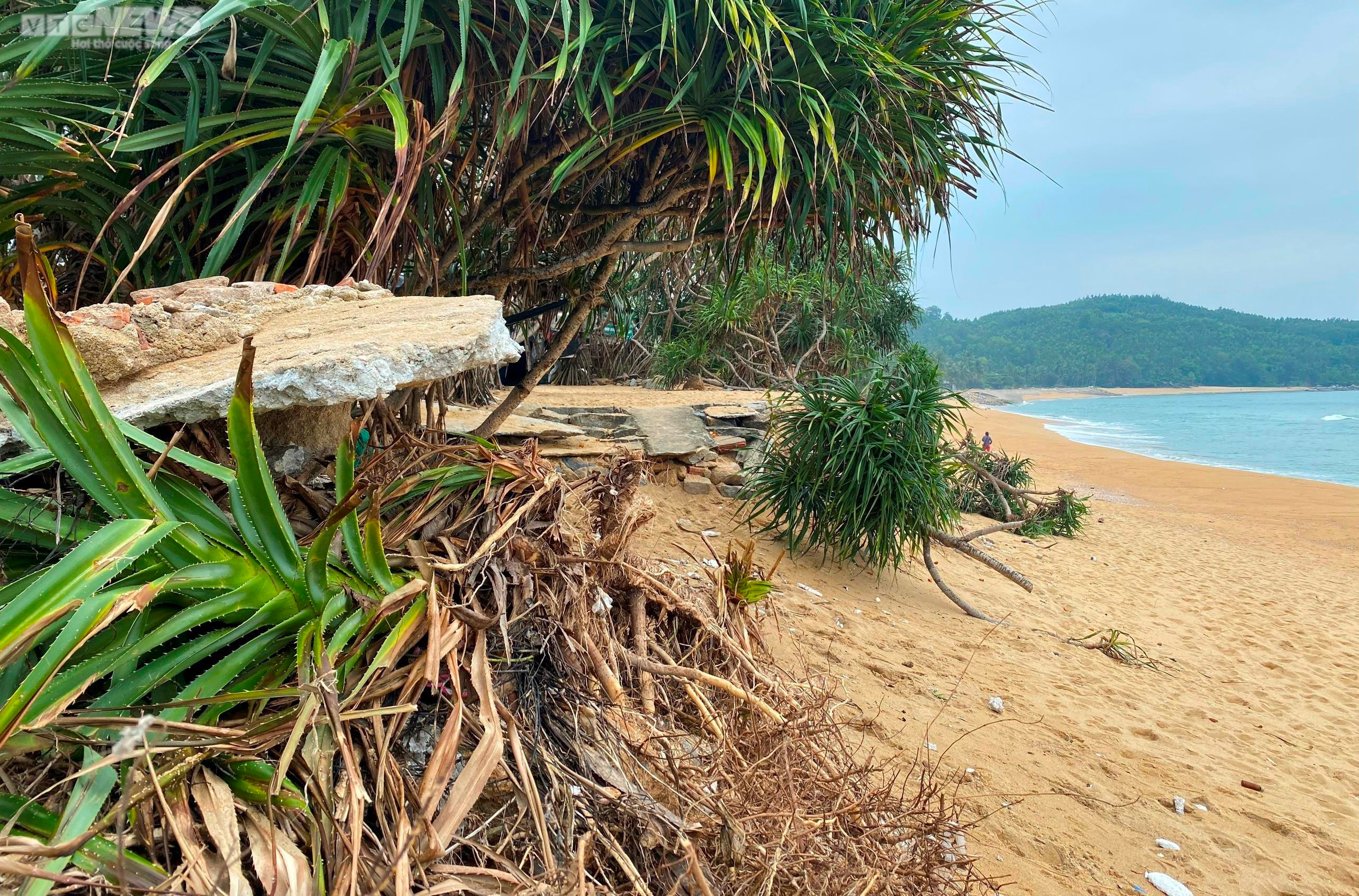 Sóng 'ngoạm' 400m bờ biển, kéo sập nhà cửa, đánh tan tác bờ kè mới xây 3 năm - 1