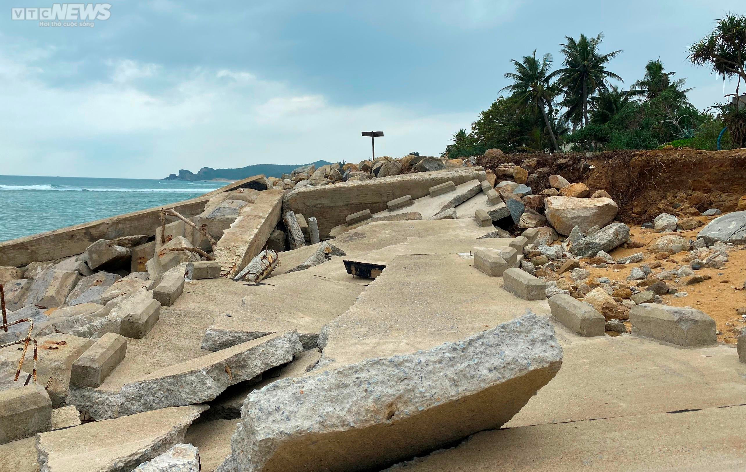 Sóng 'ngoạm' 400m bờ biển, kéo sập nhà cửa, đánh tan tác bờ kè mới xây 3 năm - 5