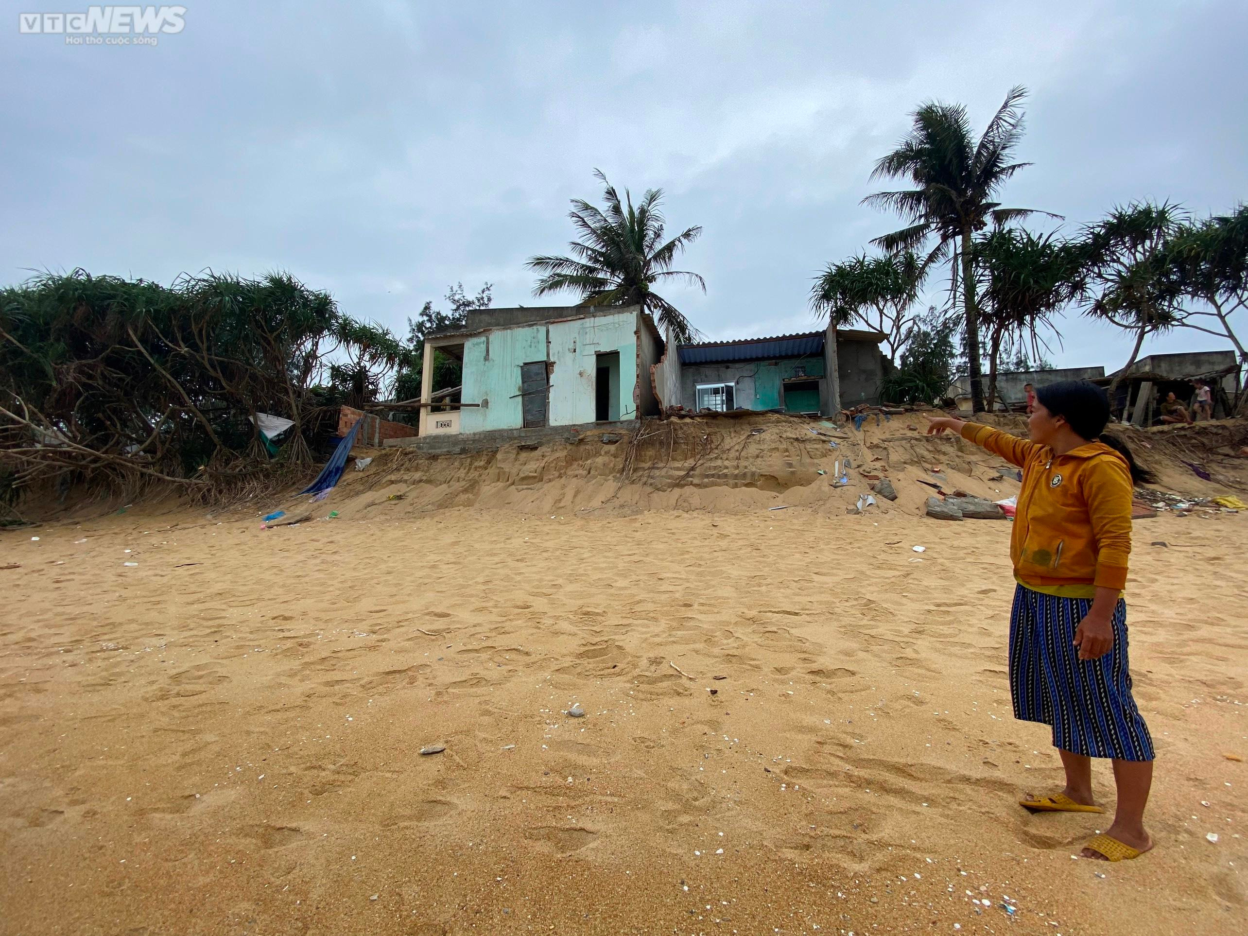 Sóng 'ngoạm' 400m bờ biển, kéo sập nhà cửa, đánh tan tác bờ kè mới xây 3 năm - 2