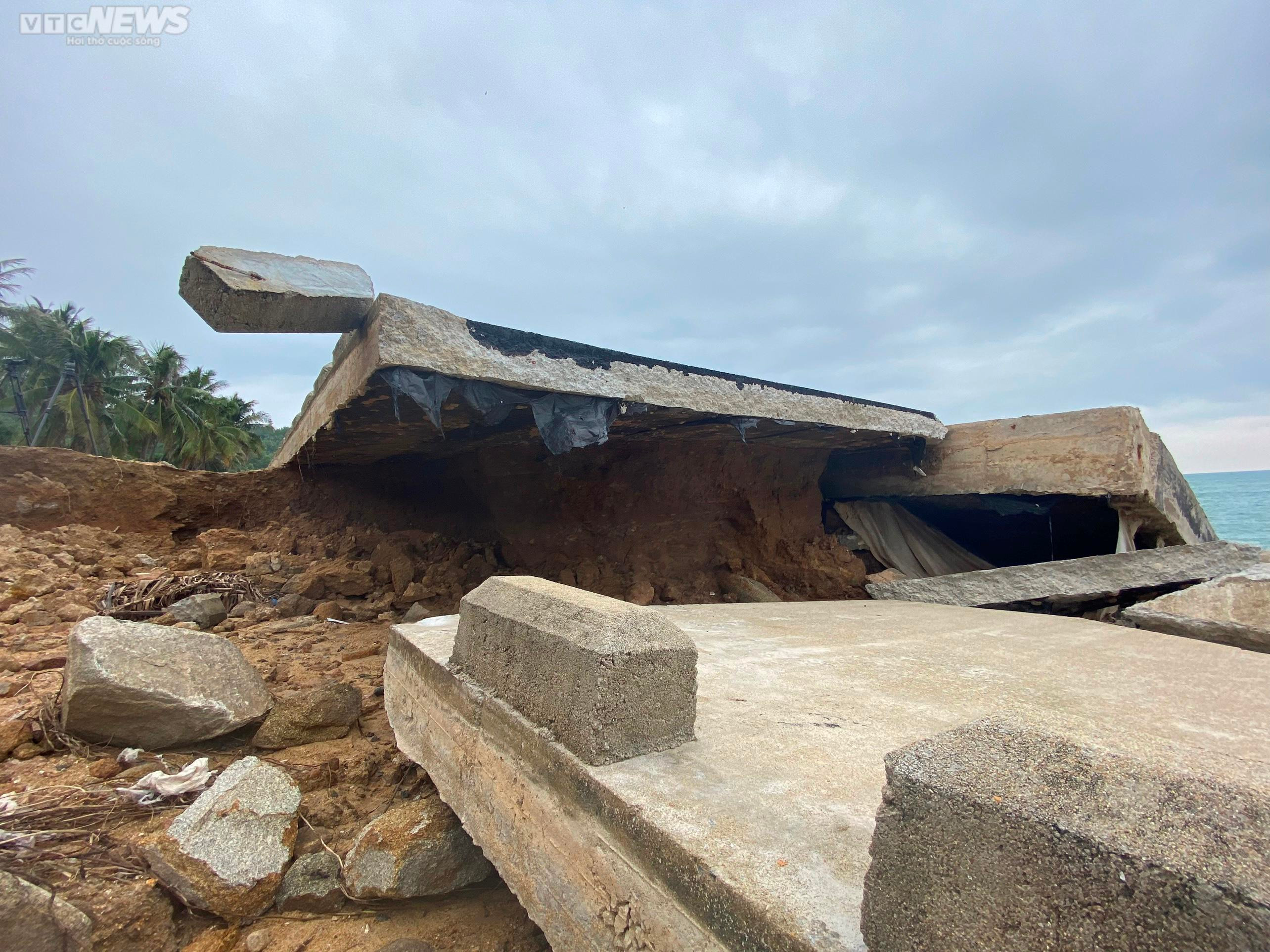 Sóng 'ngoạm' 400m bờ biển, kéo sập nhà cửa, đánh tan tác bờ kè mới xây 3 năm - 3