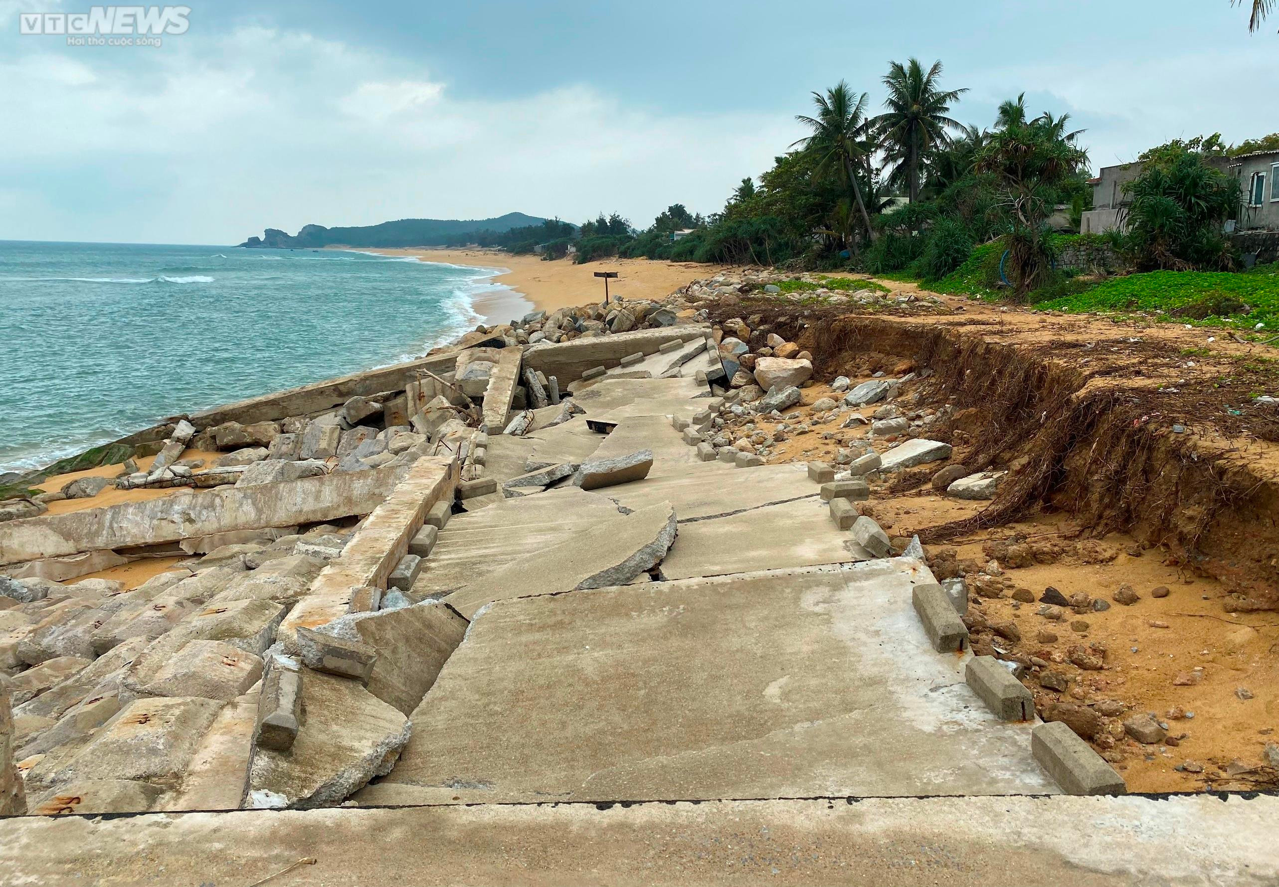 Sóng 'ngoạm' 400m bờ biển, kéo sập nhà cửa, đánh tan tác bờ kè mới xây 3 năm - 6