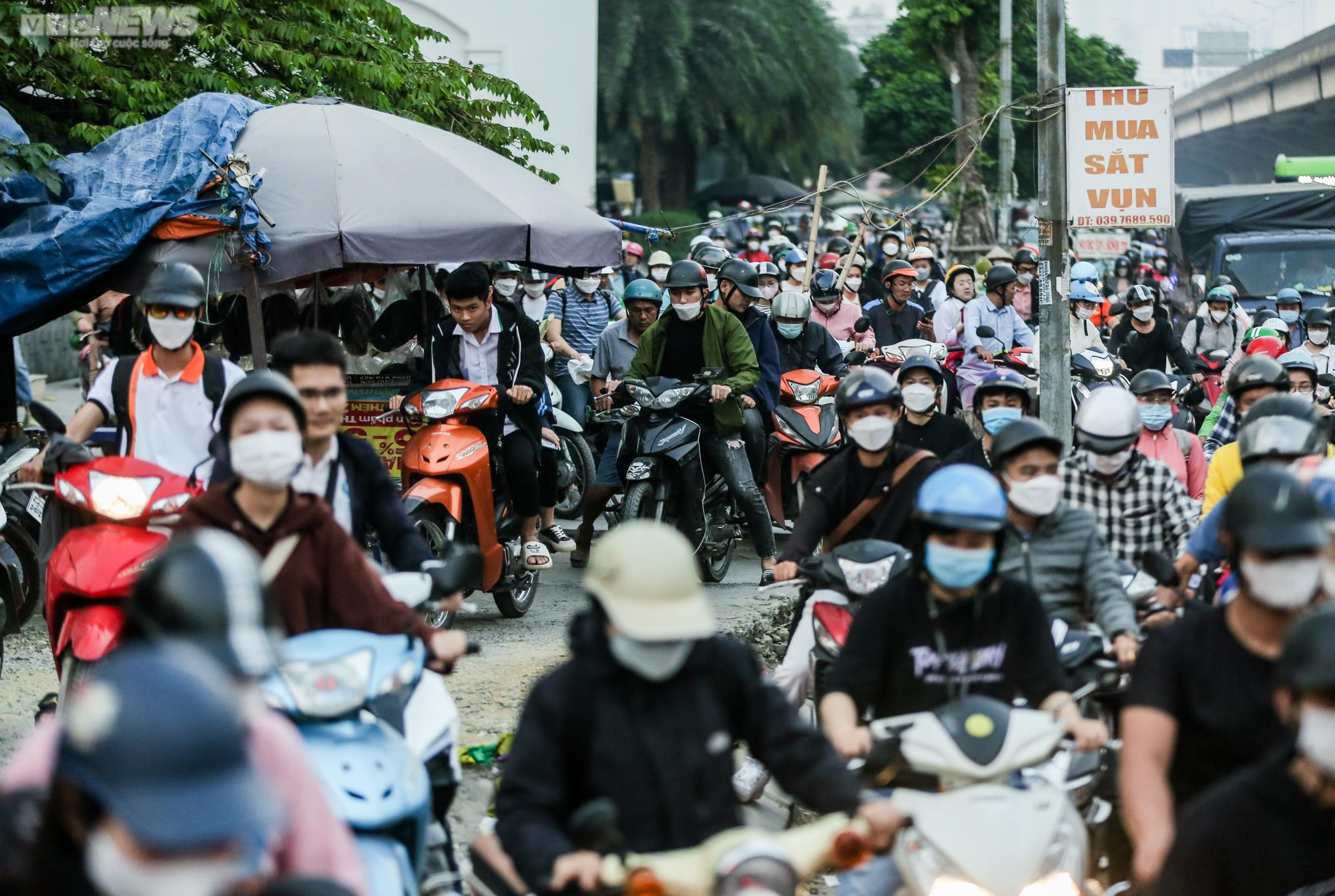 Thảm cảnh ùn tắc ngày lẫn đêm trên con đường giao thông huyết mạch Thủ đô - 18