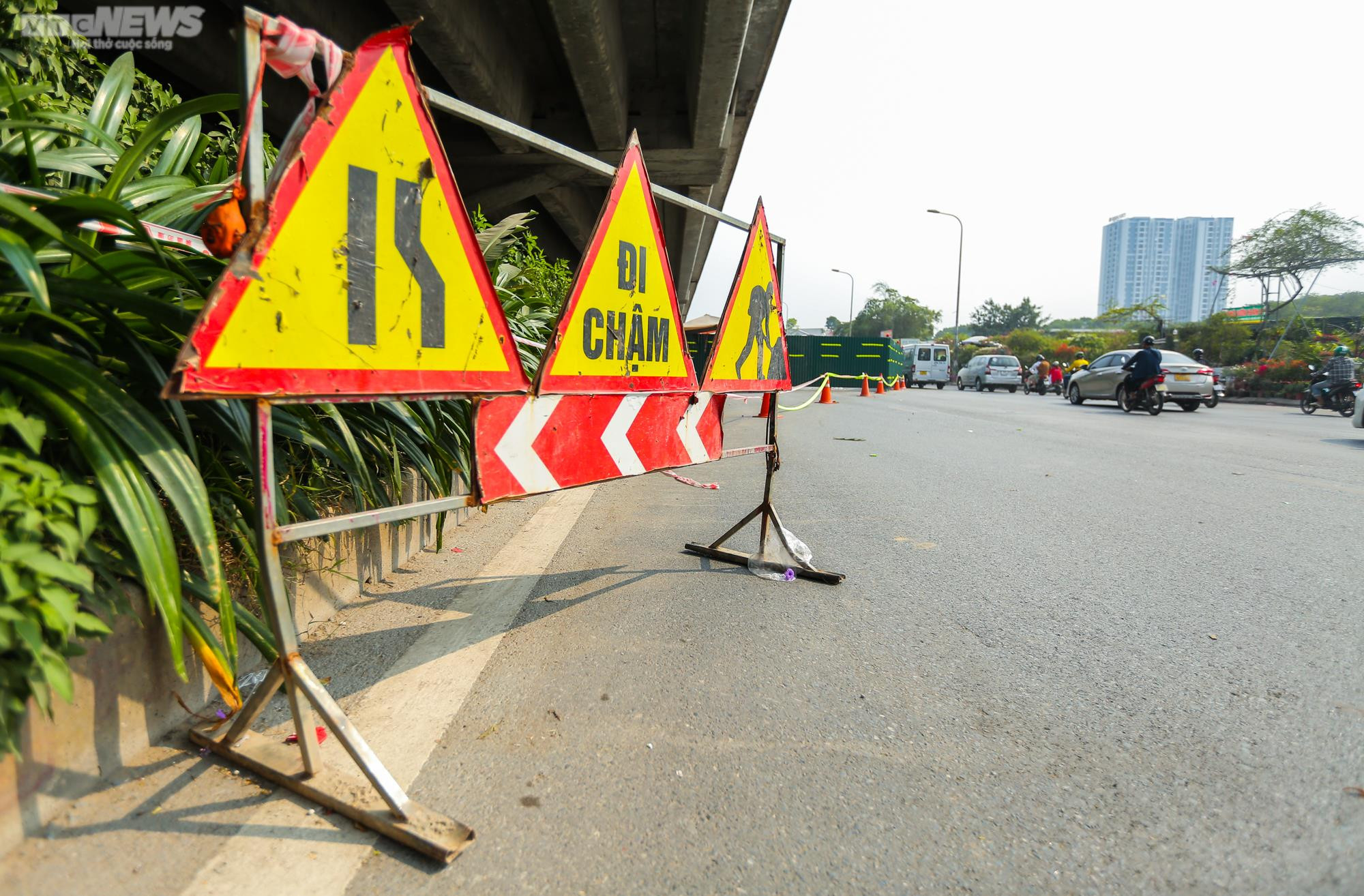 Lô cốt công trình chắn 2/3 lòng đường Hà Nội, dân ngán ngẩm chịu cảnh ùn tắc - 8