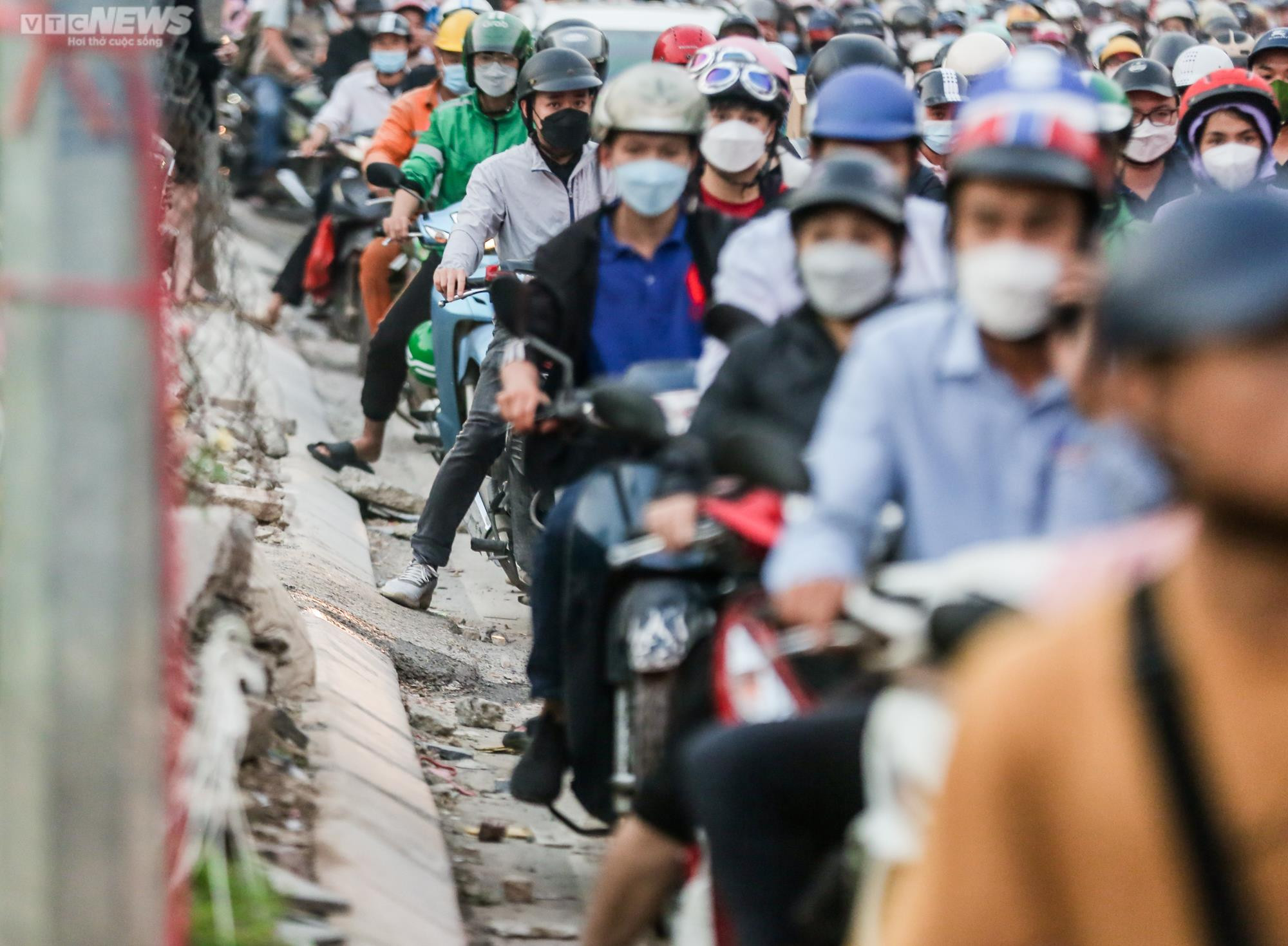 Thảm cảnh ùn tắc ngày lẫn đêm trên con đường giao thông huyết mạch Thủ đô - 15