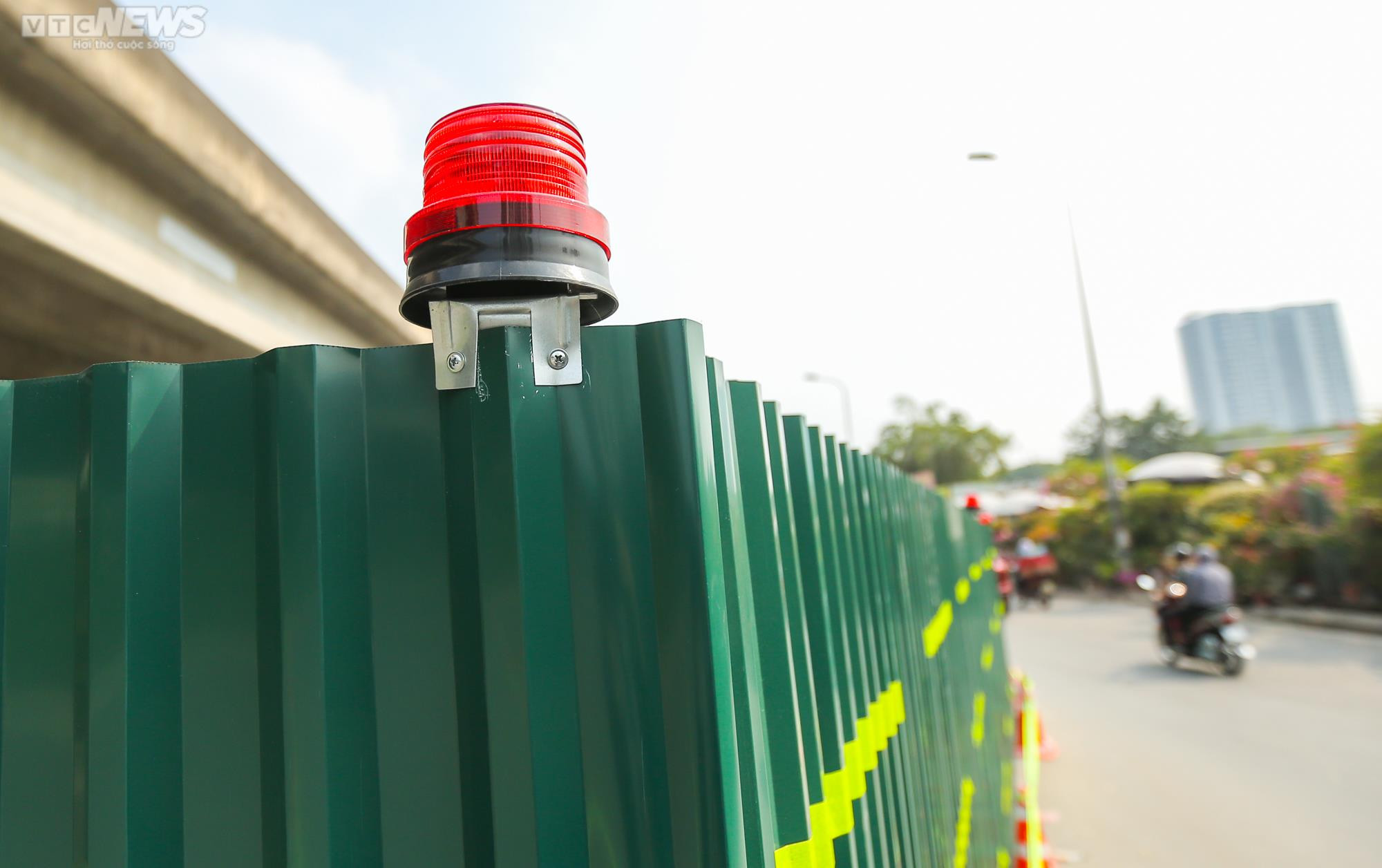 Lô cốt công trình chắn 2/3 lòng đường Hà Nội, dân ngán ngẩm chịu cảnh ùn tắc - 11