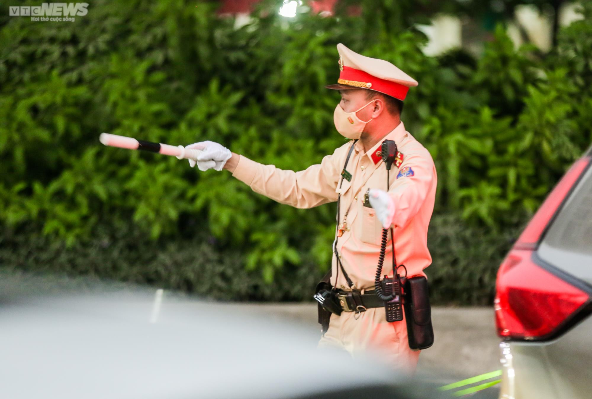 Thảm cảnh ùn tắc ngày lẫn đêm trên con đường giao thông huyết mạch Thủ đô - 19