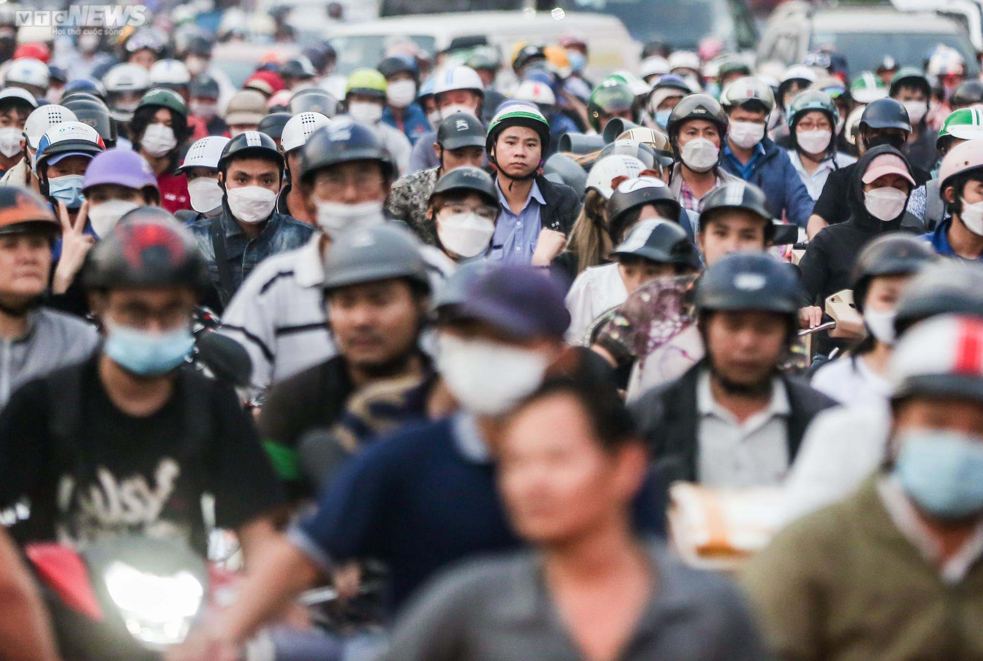 Thảm cảnh ùn tắc ngày lẫn đêm trên con đường giao thông huyết mạch Thủ đô - 13