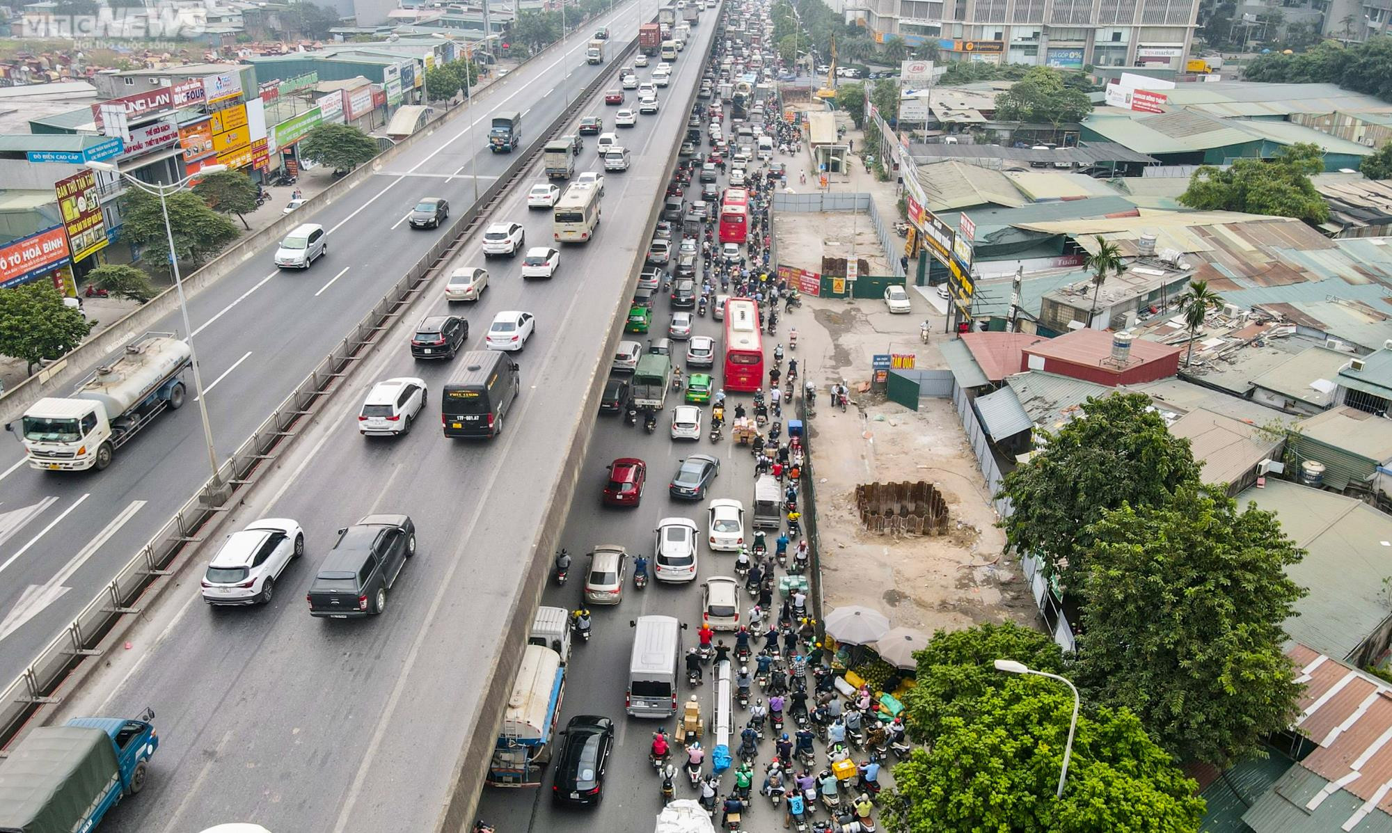 Lô cốt công trình chắn 2/3 lòng đường Hà Nội, dân ngán ngẩm chịu cảnh ùn tắc - 3