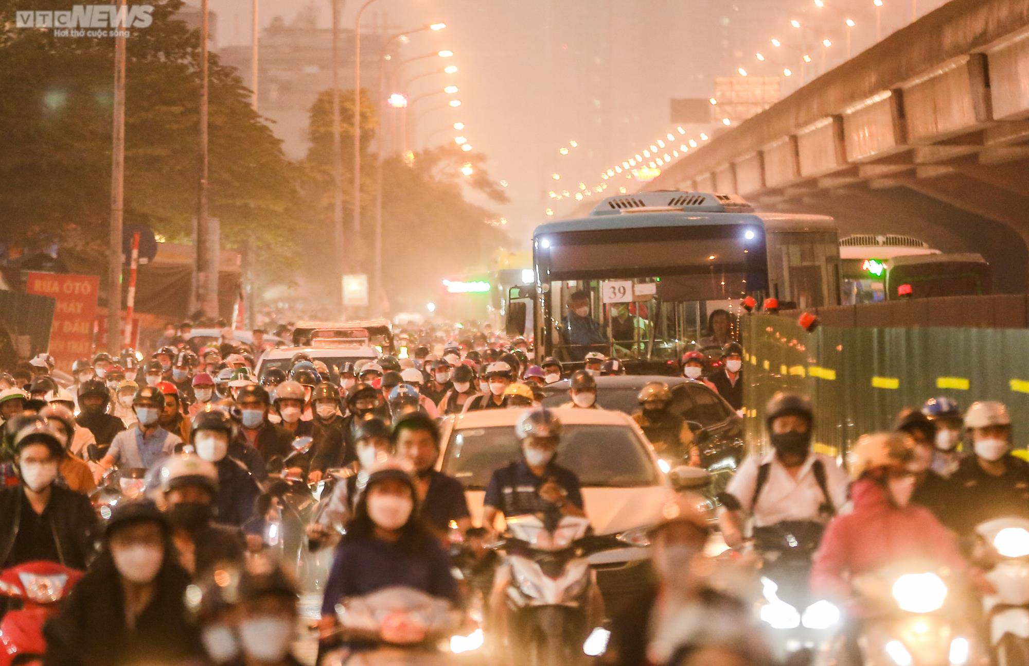 Thảm cảnh ùn tắc ngày lẫn đêm trên con đường giao thông huyết mạch Thủ đô - 21