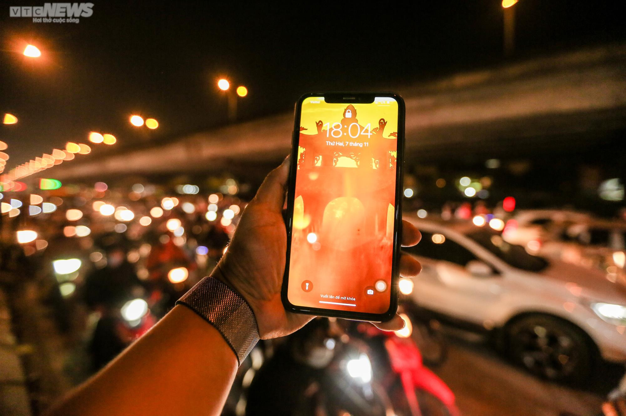 Thảm cảnh ùn tắc ngày lẫn đêm trên con đường giao thông huyết mạch Thủ đô - 20