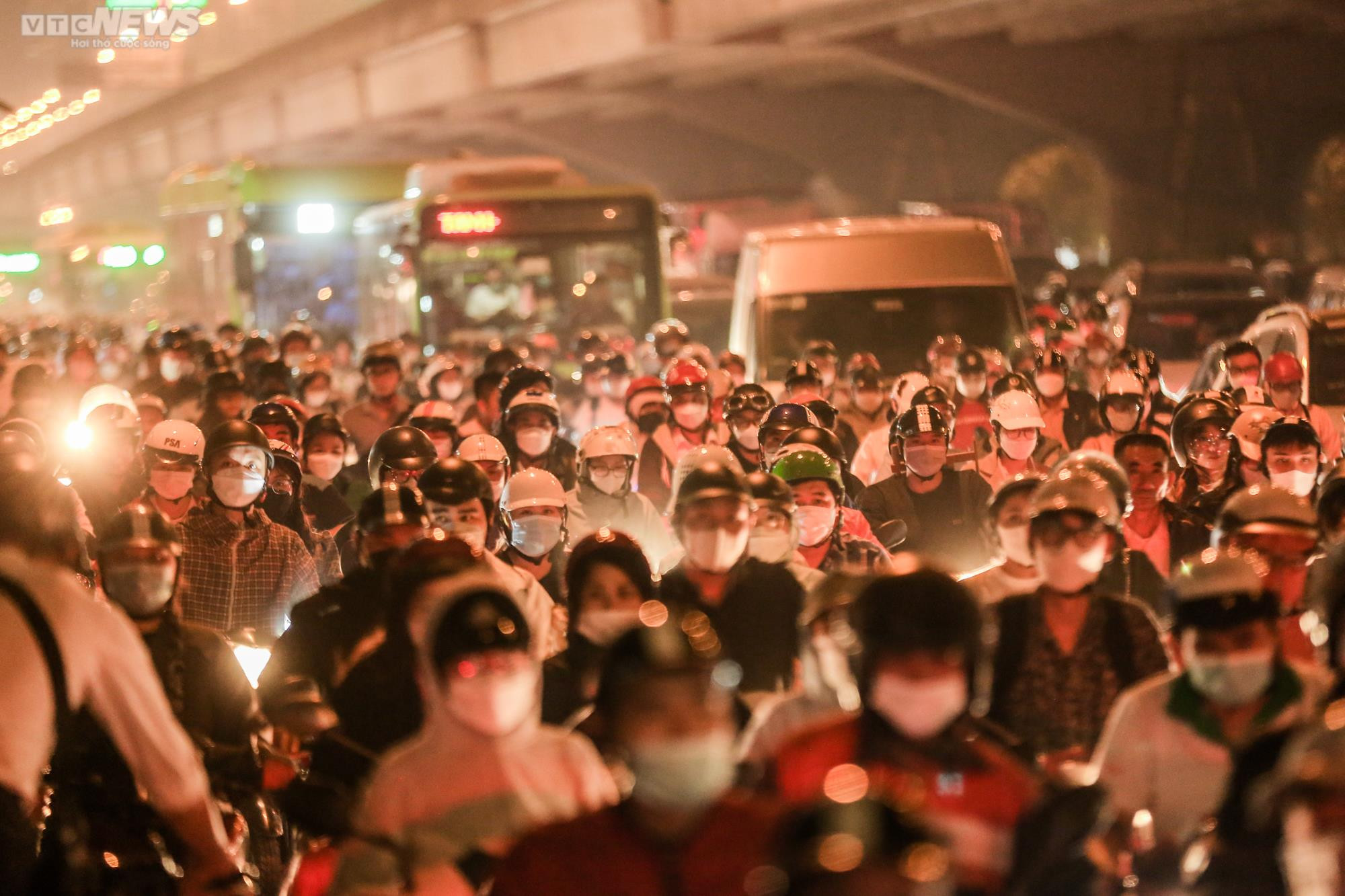 Thảm cảnh ùn tắc ngày lẫn đêm trên con đường giao thông huyết mạch Thủ đô - 22