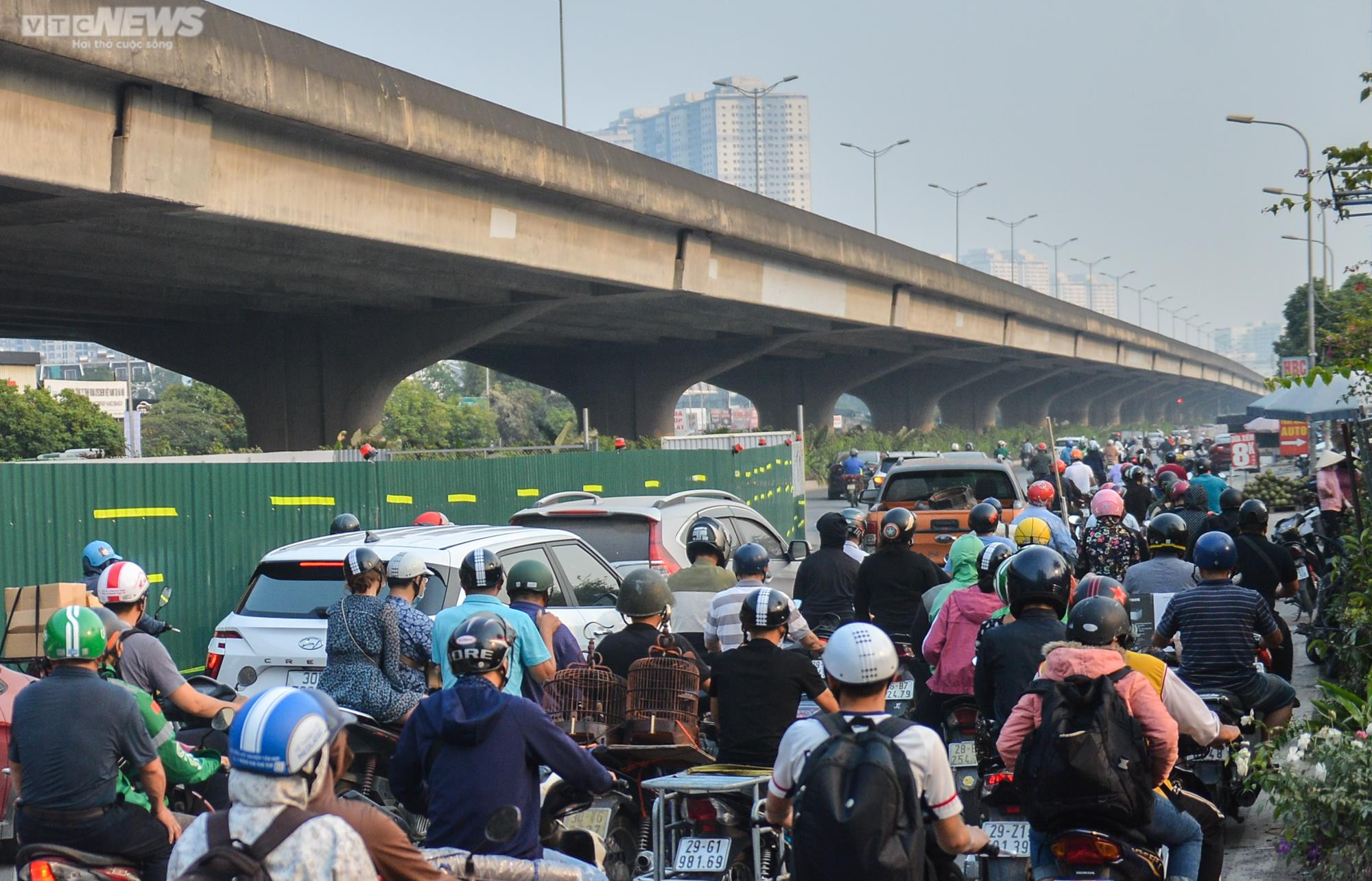 Lô cốt công trình chắn 2/3 lòng đường Hà Nội, dân ngán ngẩm chịu cảnh ùn tắc - 6