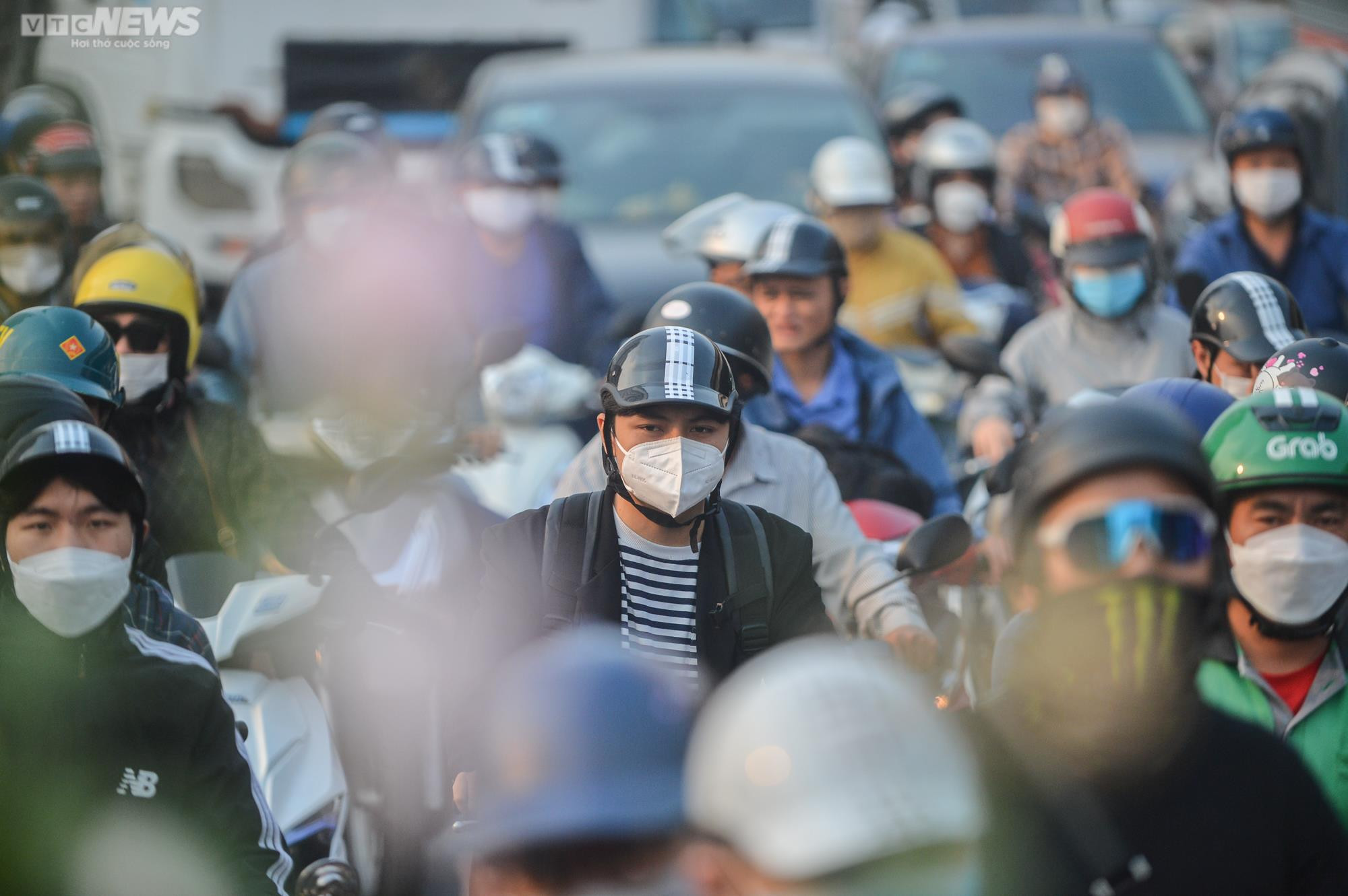 Lô cốt công trình chắn 2/3 lòng đường Hà Nội, dân ngán ngẩm chịu cảnh ùn tắc - 7