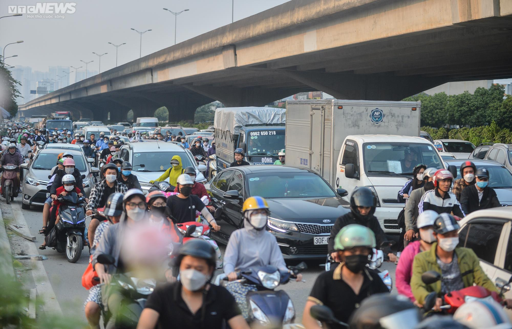 Lô cốt công trình chắn 2/3 lòng đường Hà Nội, dân ngán ngẩm chịu cảnh ùn tắc - 5