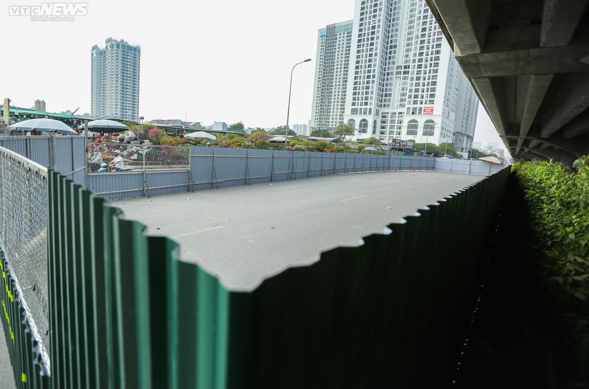 Lô cốt công trình chắn 2/3 lòng đường Hà Nội, dân ngán ngẩm chịu cảnh ùn tắc - 9