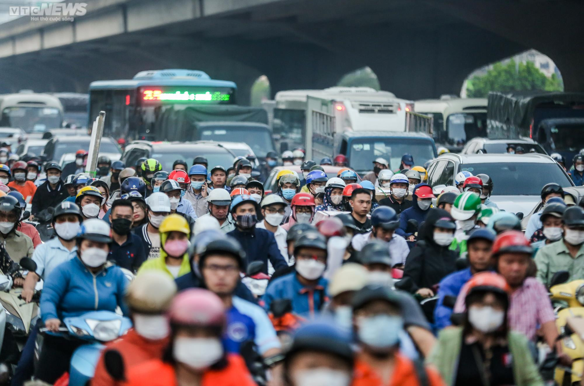 Thảm cảnh ùn tắc ngày lẫn đêm trên con đường giao thông huyết mạch Thủ đô - 14