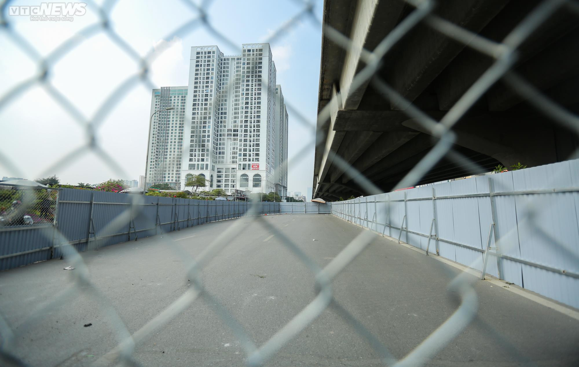 Lô cốt công trình chắn 2/3 lòng đường Hà Nội, dân ngán ngẩm chịu cảnh ùn tắc - 10