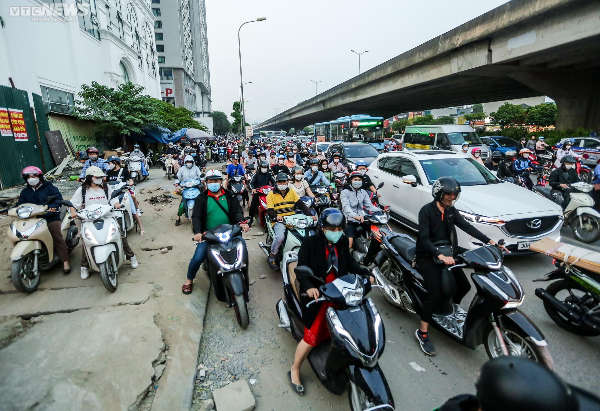 Thảm cảnh ùn tắc ngày lẫn đêm trên con đường giao thông huyết mạch Thủ đô - 4