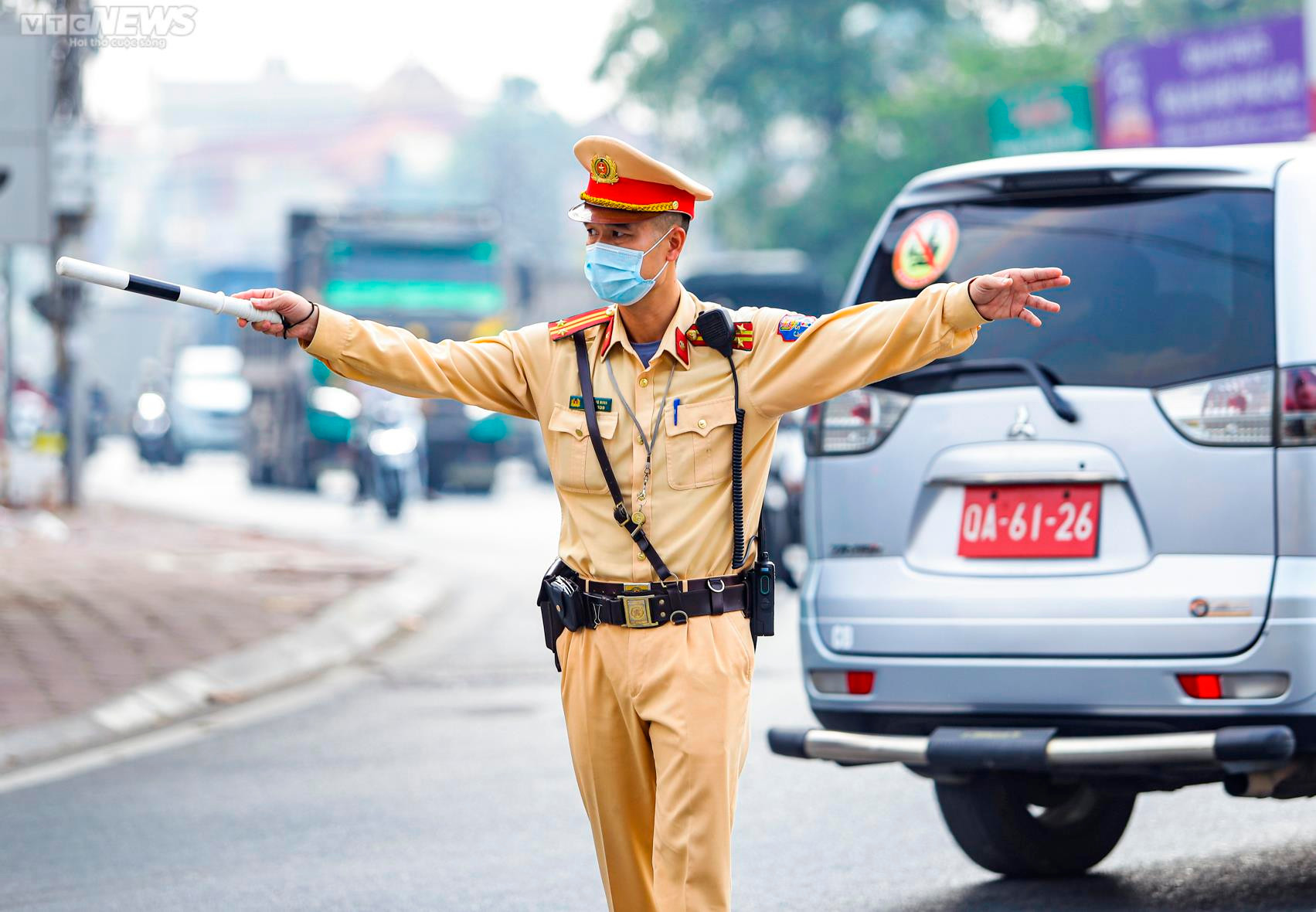 CSGT Hà Nội xử phạt xe chở quá tải, làm rơi vãi vật liệu xuống đường - 1