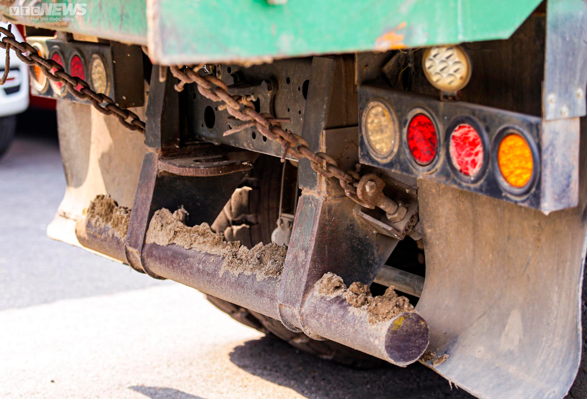 CSGT Hà Nội xử phạt xe chở quá tải, làm rơi vãi vật liệu xuống đường - 8