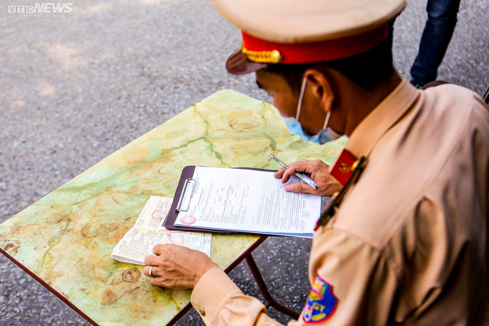 CSGT Hà Nội xử phạt xe chở quá tải, làm rơi vãi vật liệu xuống đường - 11