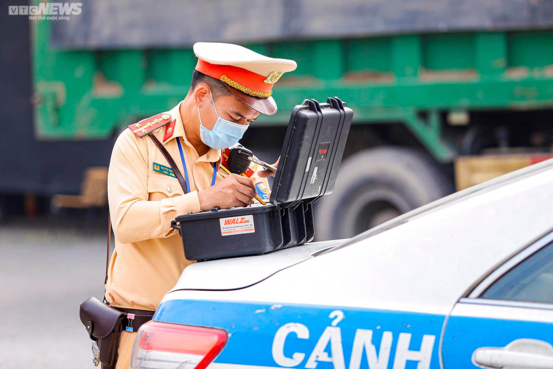 CSGT Hà Nội xử phạt xe chở quá tải, làm rơi vãi vật liệu xuống đường - 13