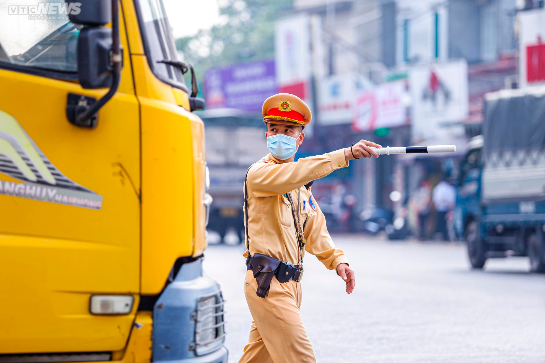 CSGT Hà Nội xử phạt xe chở quá tải, làm rơi vãi vật liệu xuống đường - 3