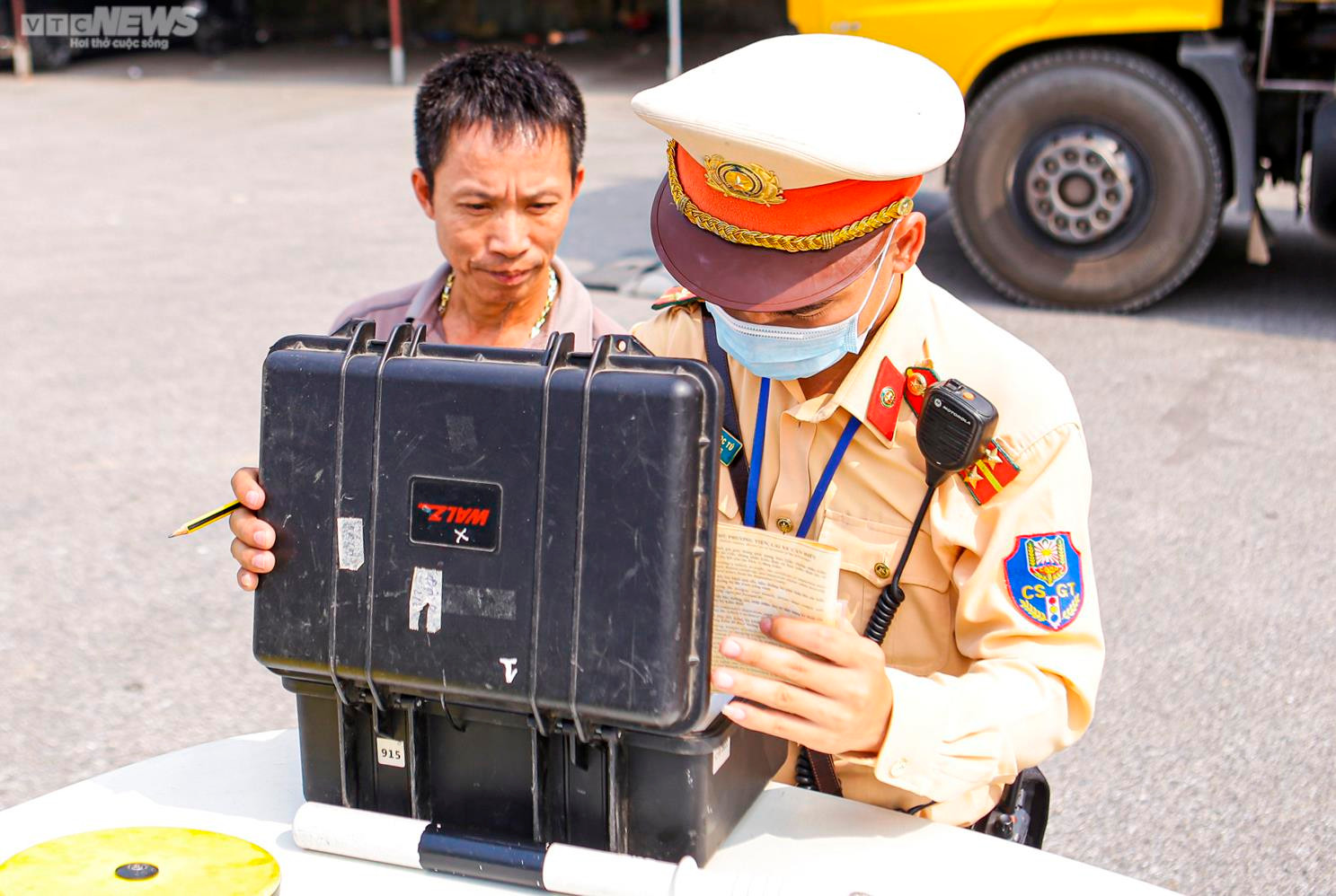 CSGT Hà Nội xử phạt xe chở quá tải, làm rơi vãi vật liệu xuống đường - 6