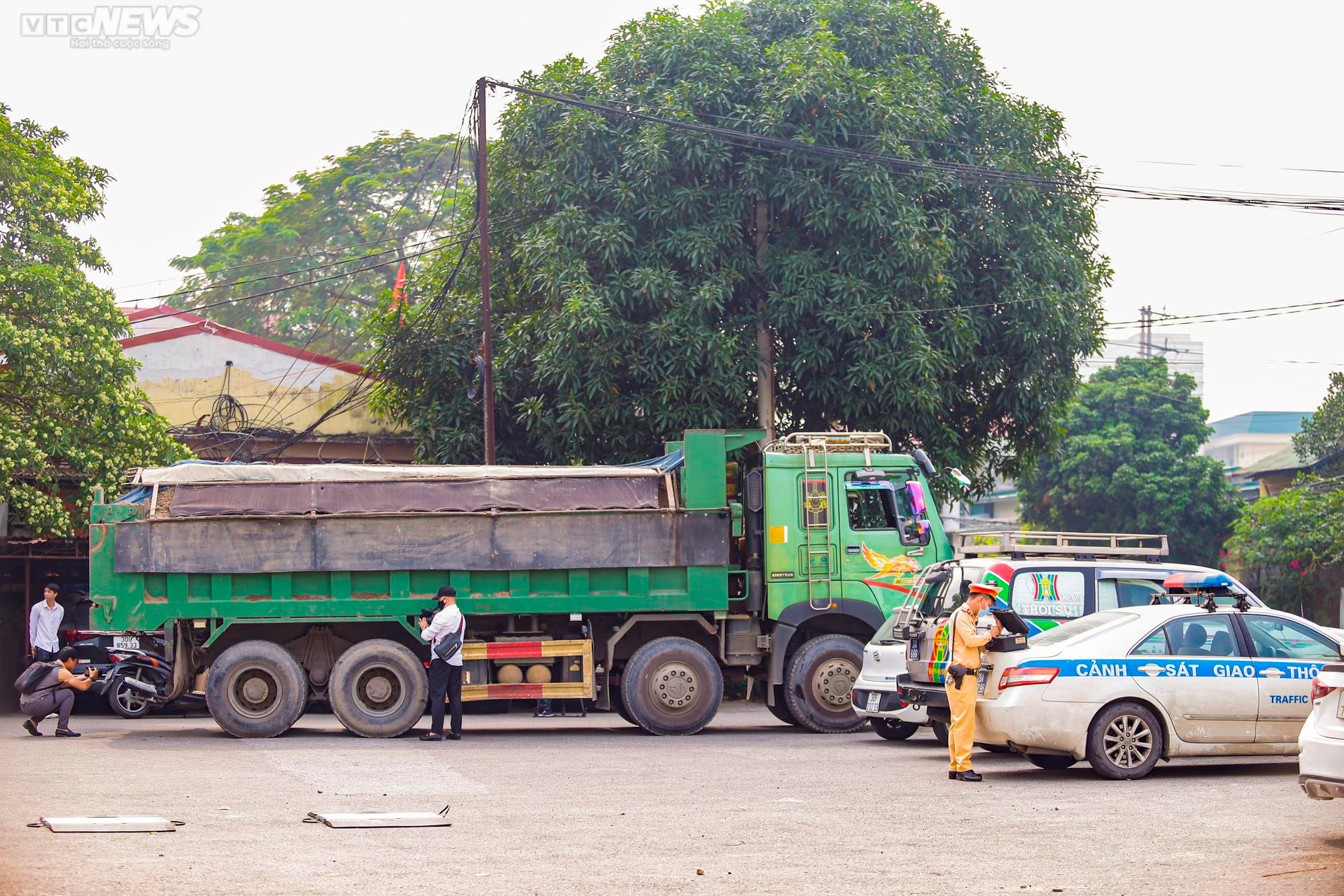 CSGT Hà Nội xử phạt xe chở quá tải, làm rơi vãi vật liệu xuống đường - 5