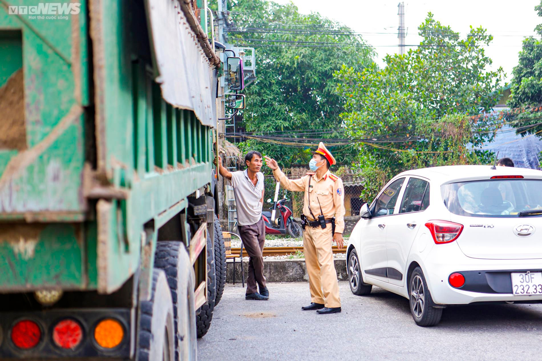 CSGT Hà Nội xử phạt xe chở quá tải, làm rơi vãi vật liệu xuống đường - 7