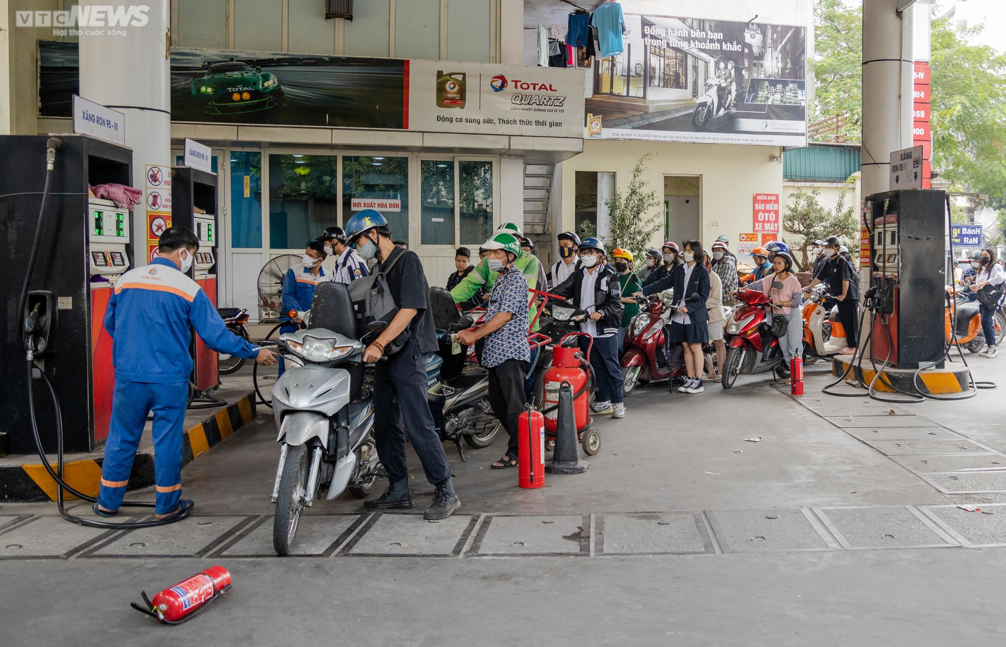 Xăng có thể tăng giá, người Hà Nội xếp hàng dài chờ mua giữa đêm - 9
