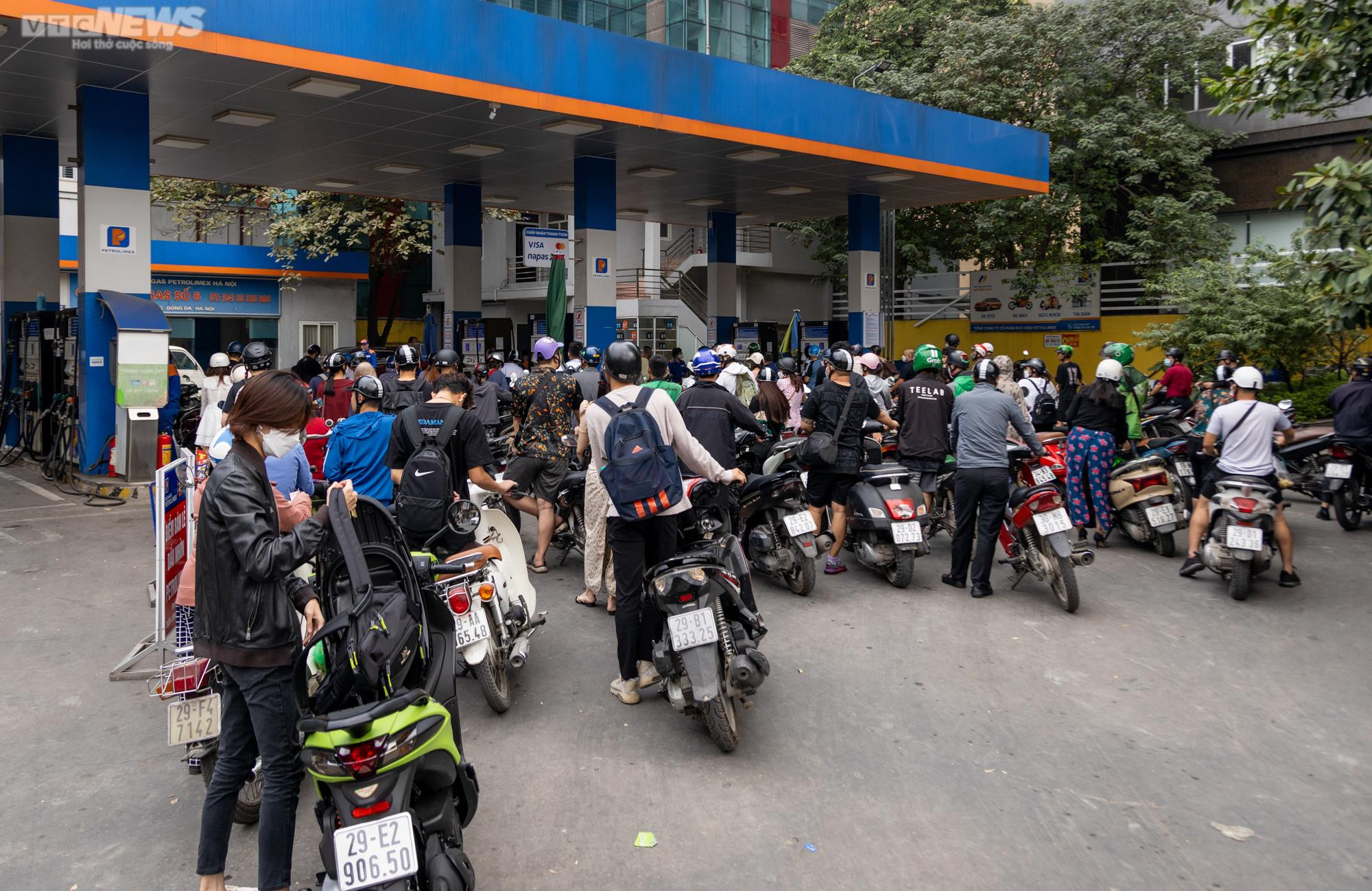 Xăng có thể tăng giá, người Hà Nội xếp hàng dài chờ mua giữa đêm - 7